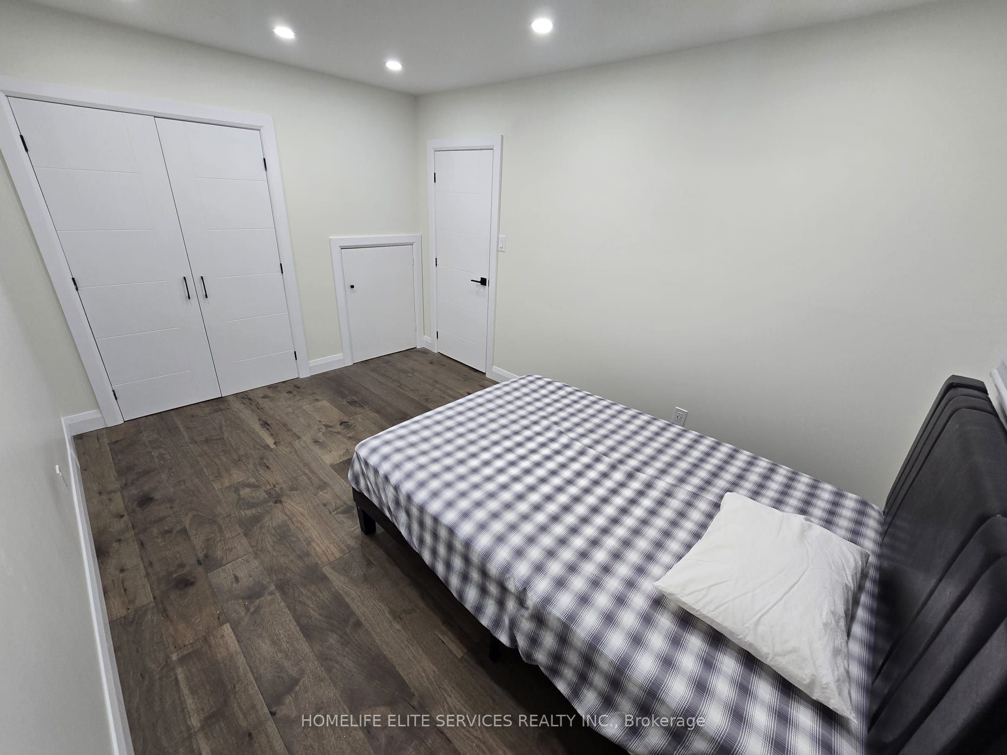 36 Manorglen Crescent Property Photo 6