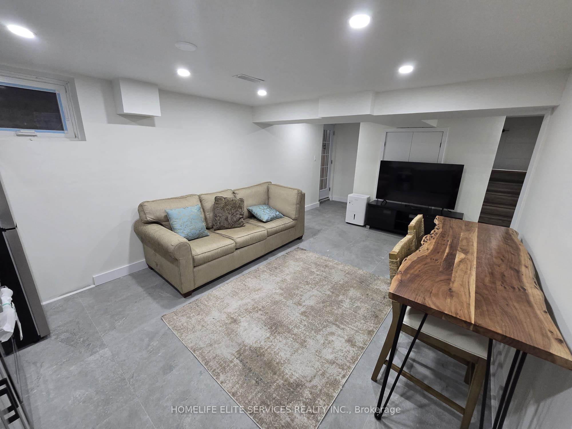 36 Manorglen Crescent Property Photo 11
