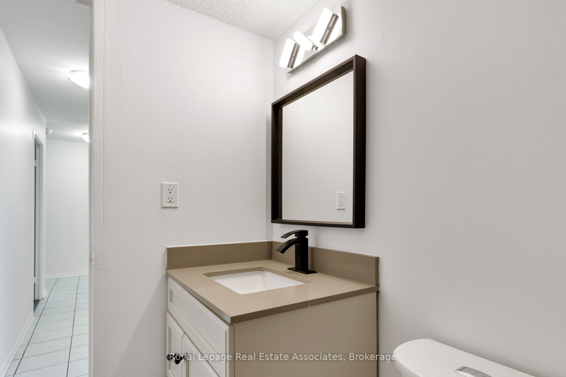 5 Massey Square 1710 Property Photo 28