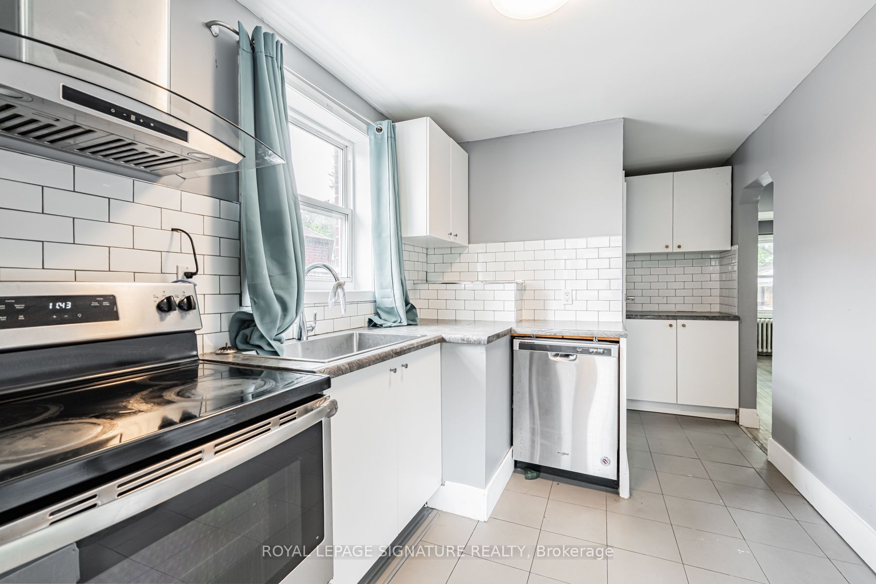2935 St Clair Avenue E Property Photo 8