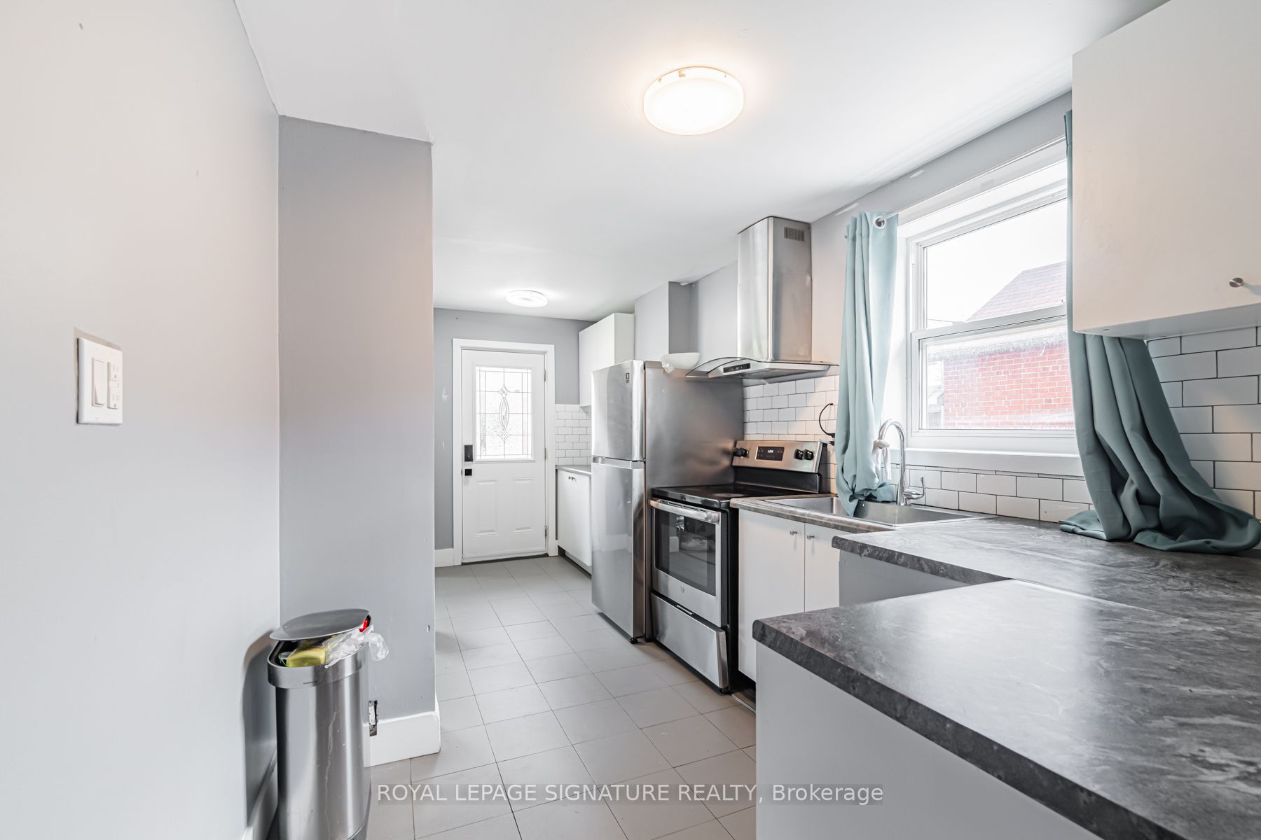 2935 St Clair Avenue E Property Photo 9