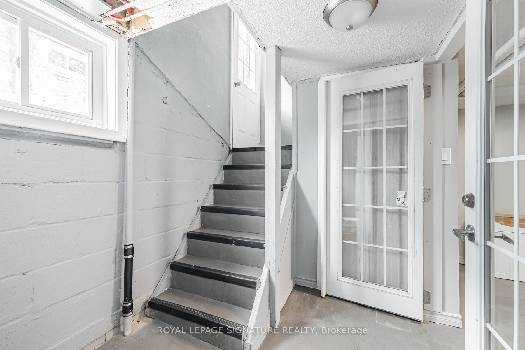 2935 St Clair Avenue E Property Photo 17
