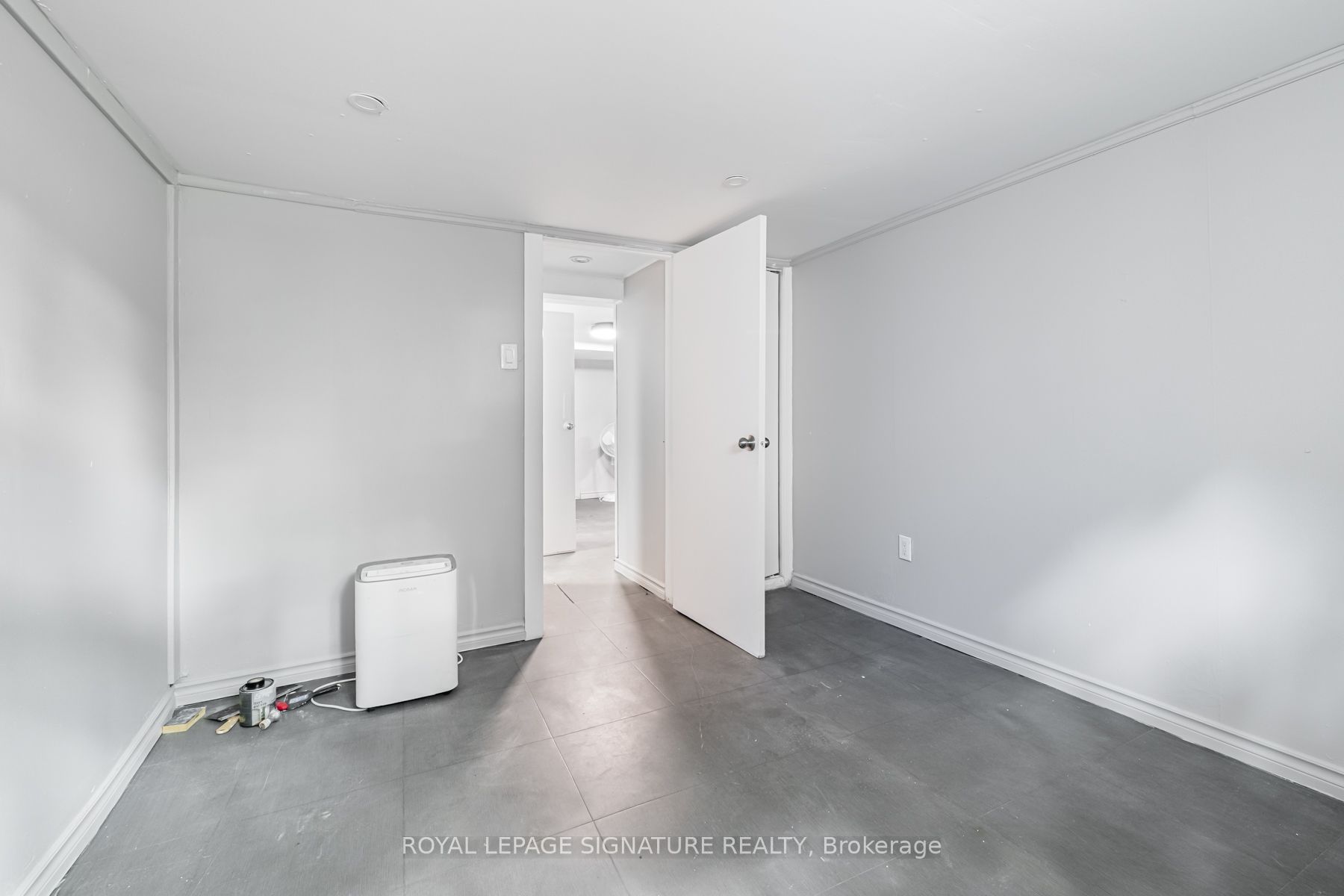 2935 St Clair Avenue E Property Photo 27