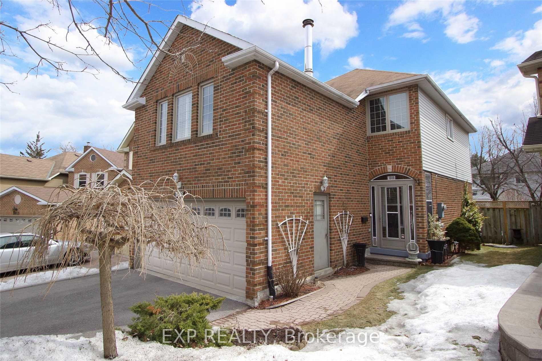 1009 Meadowridge Crescent Property Photo 1