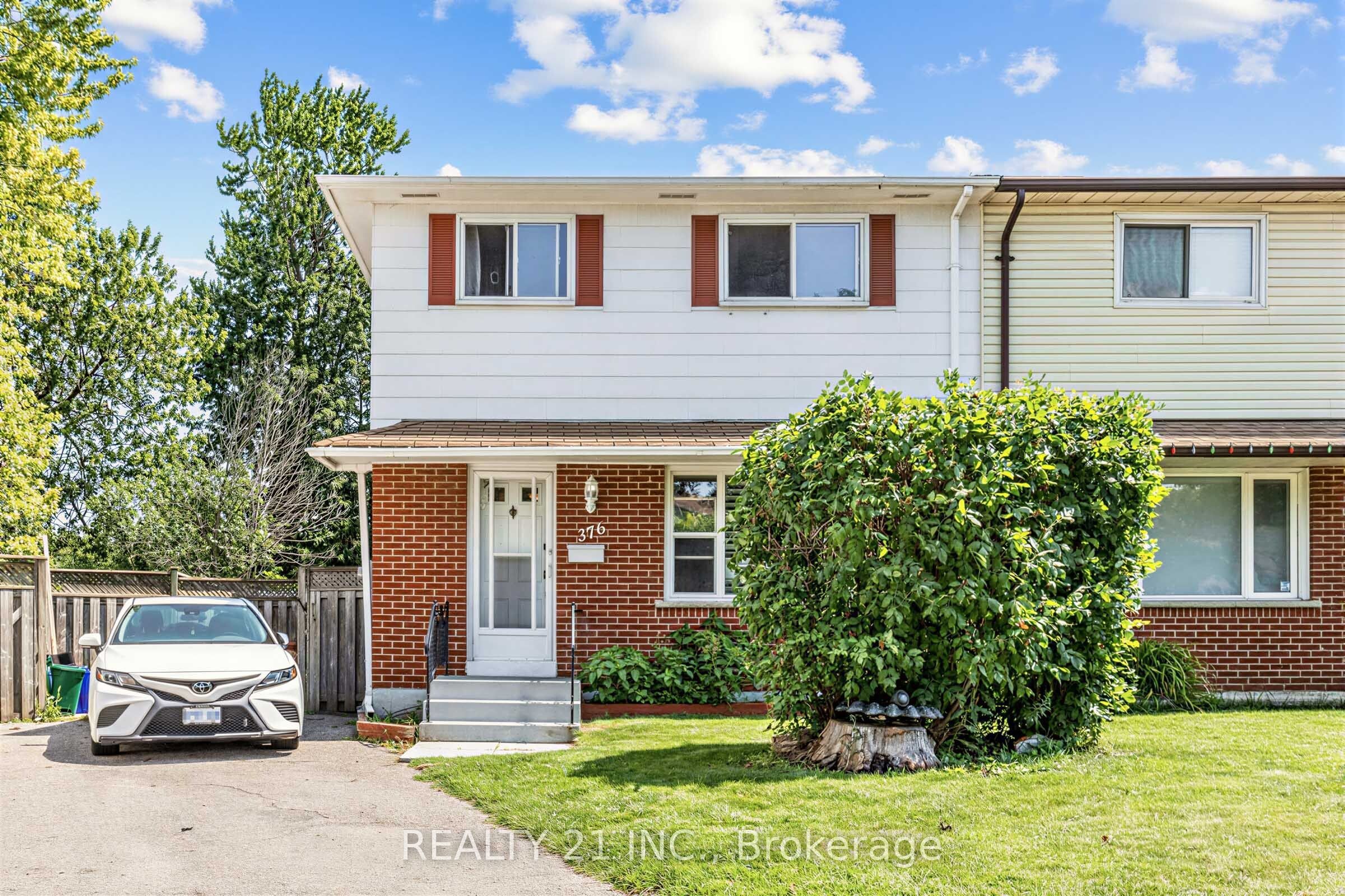 376 Vancouver Crescent Property Photo 2