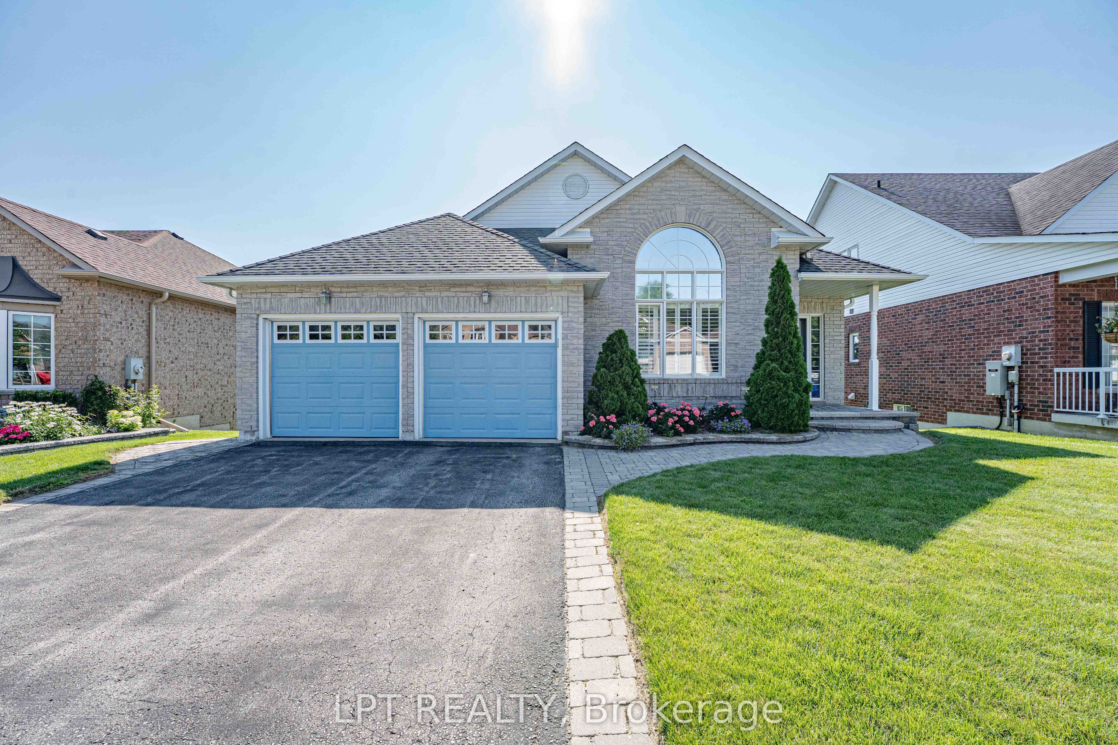 219 Waterbury Crescent Property Photo 1