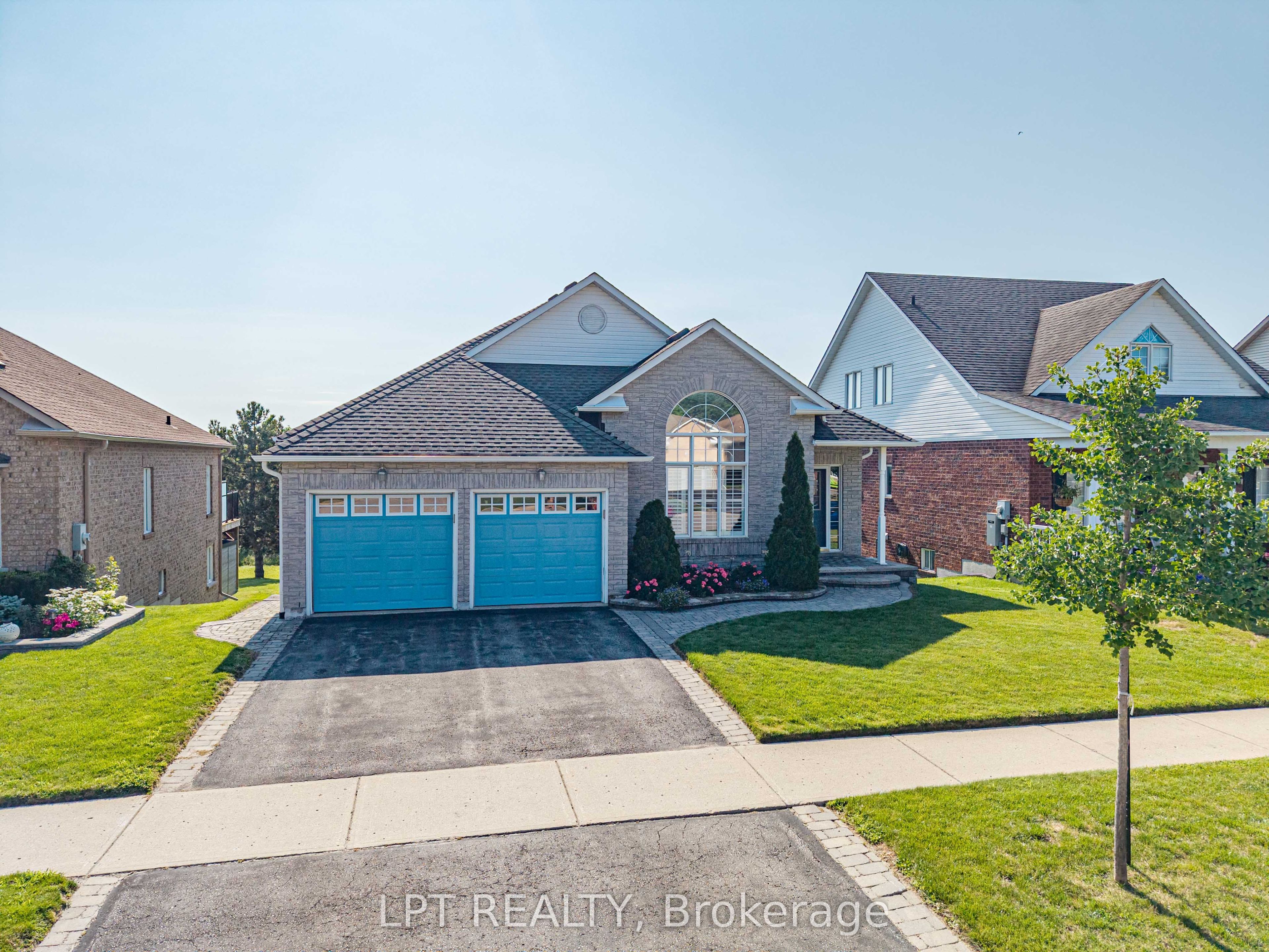 219 Waterbury Crescent Property Photo 2