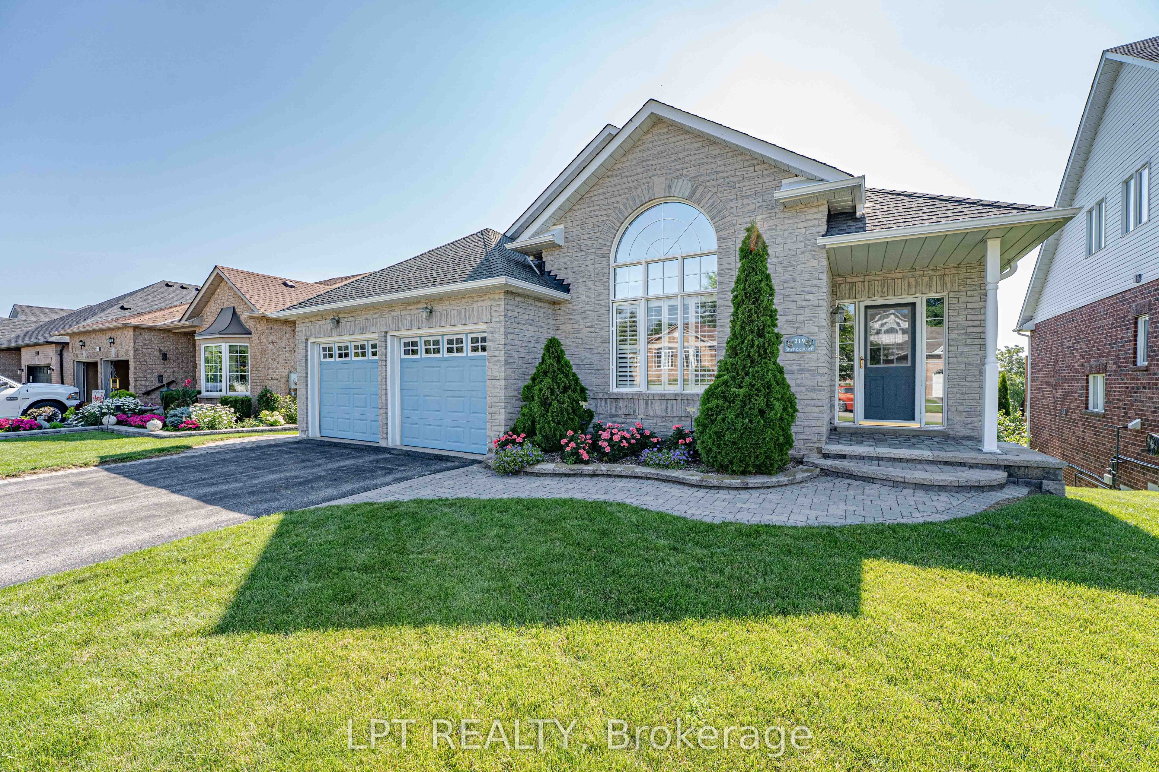 219 Waterbury Crescent Property Photo 6