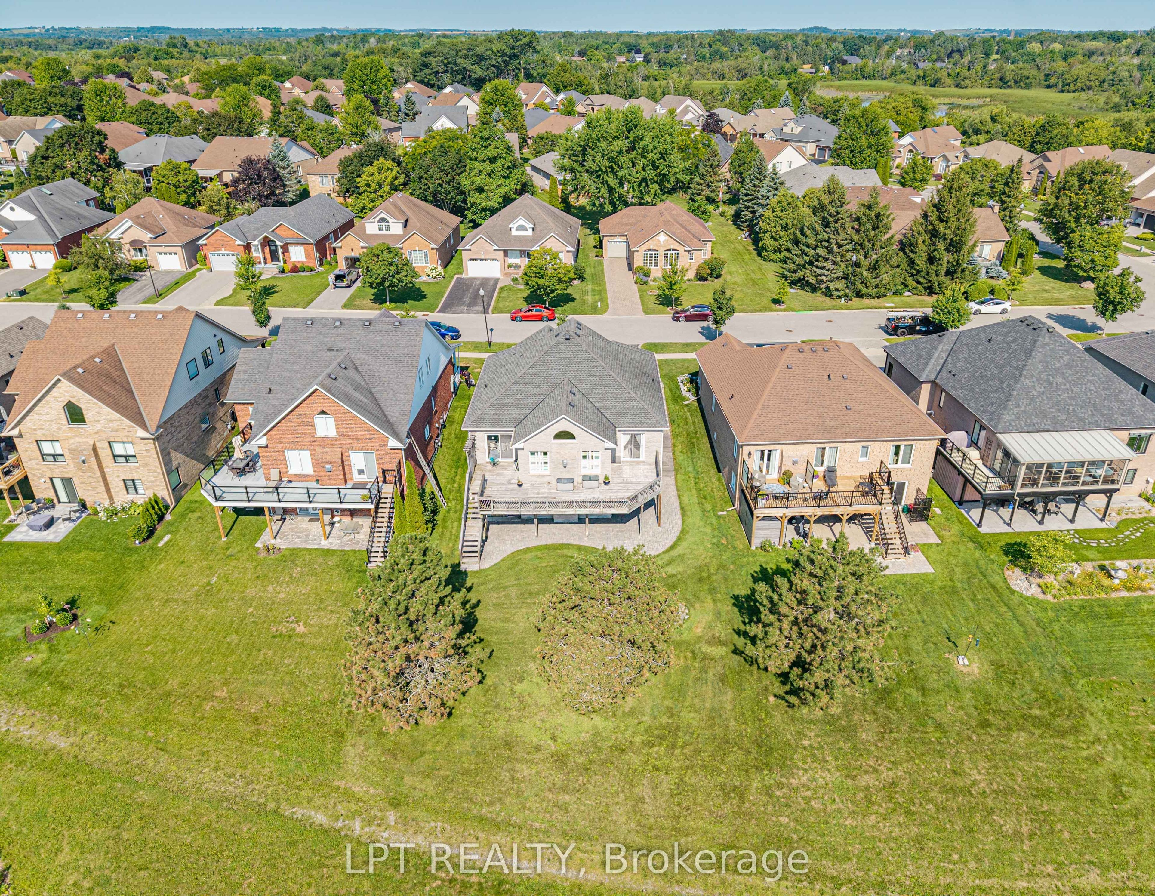 219 Waterbury Crescent Property Photo 8