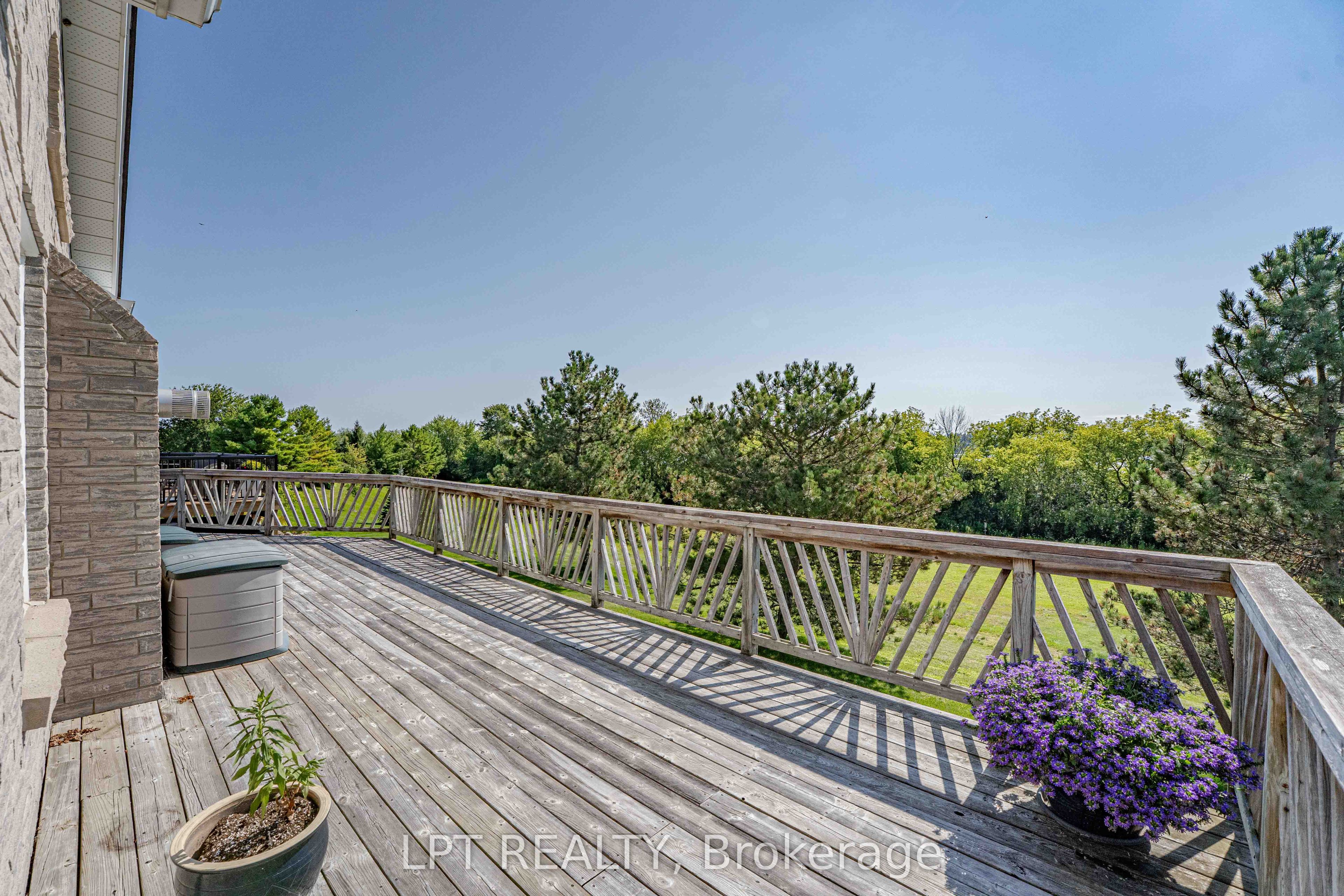 219 Waterbury Crescent Property Photo 14