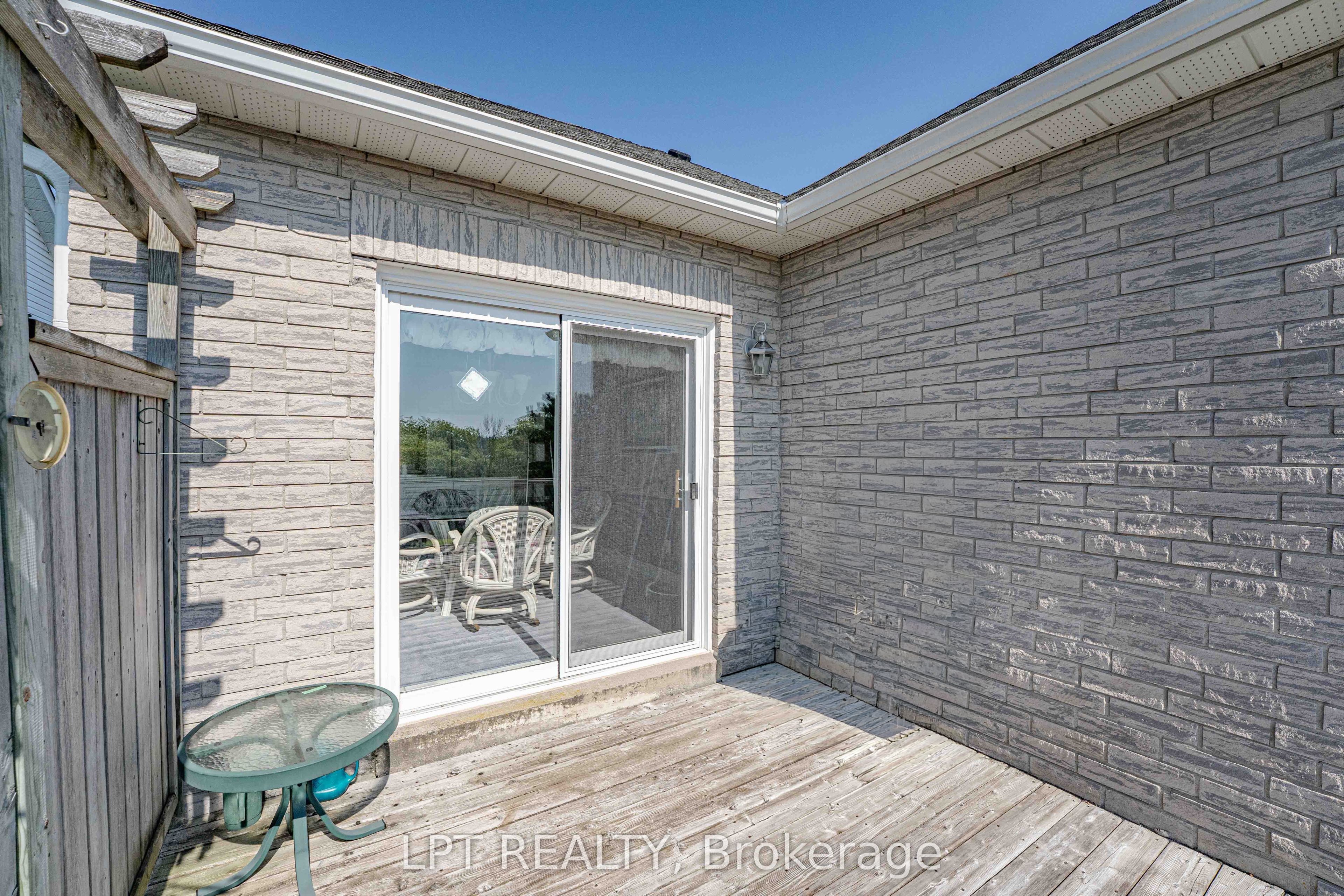 219 Waterbury Crescent Property Photo 15