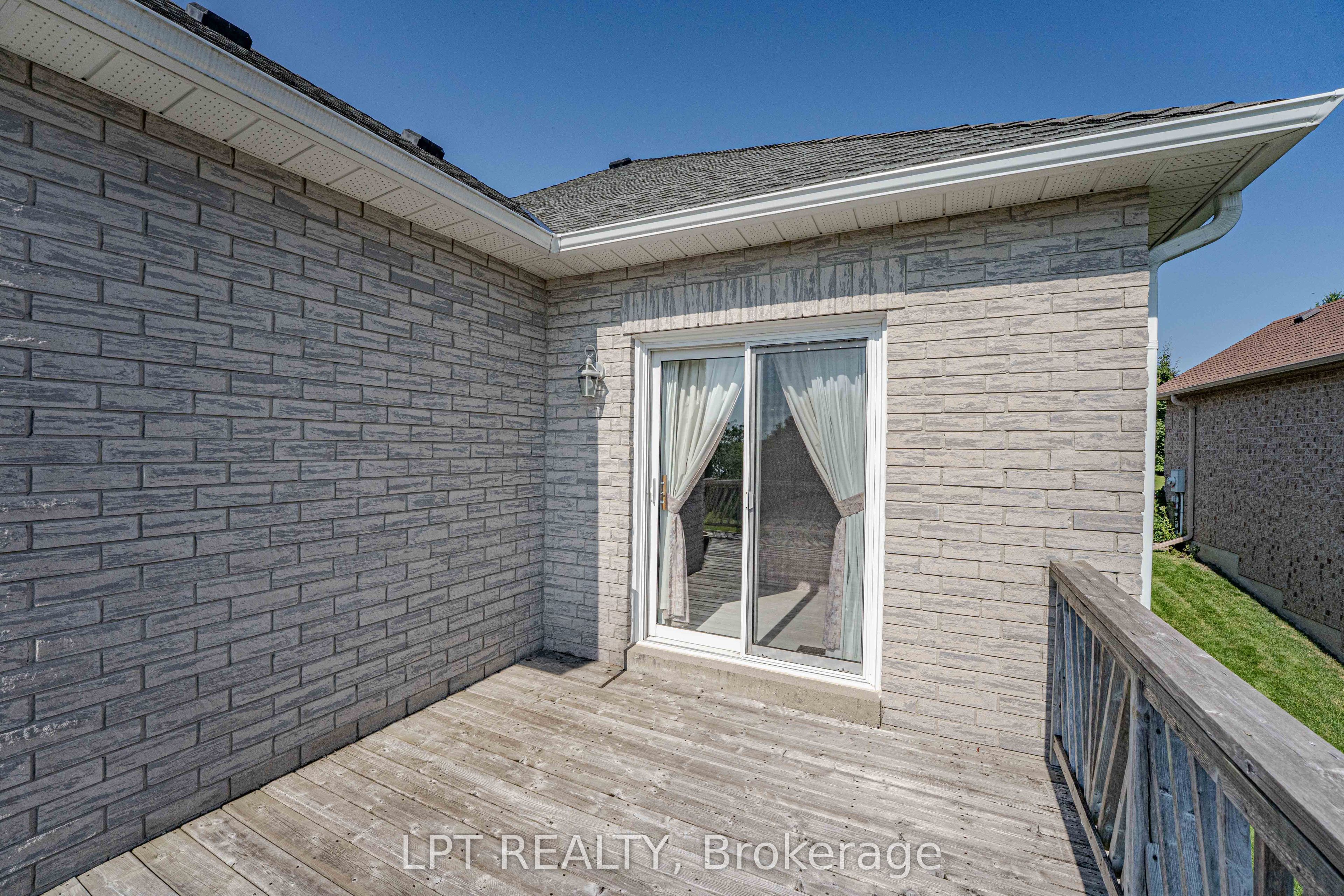 219 Waterbury Crescent Property Photo 16