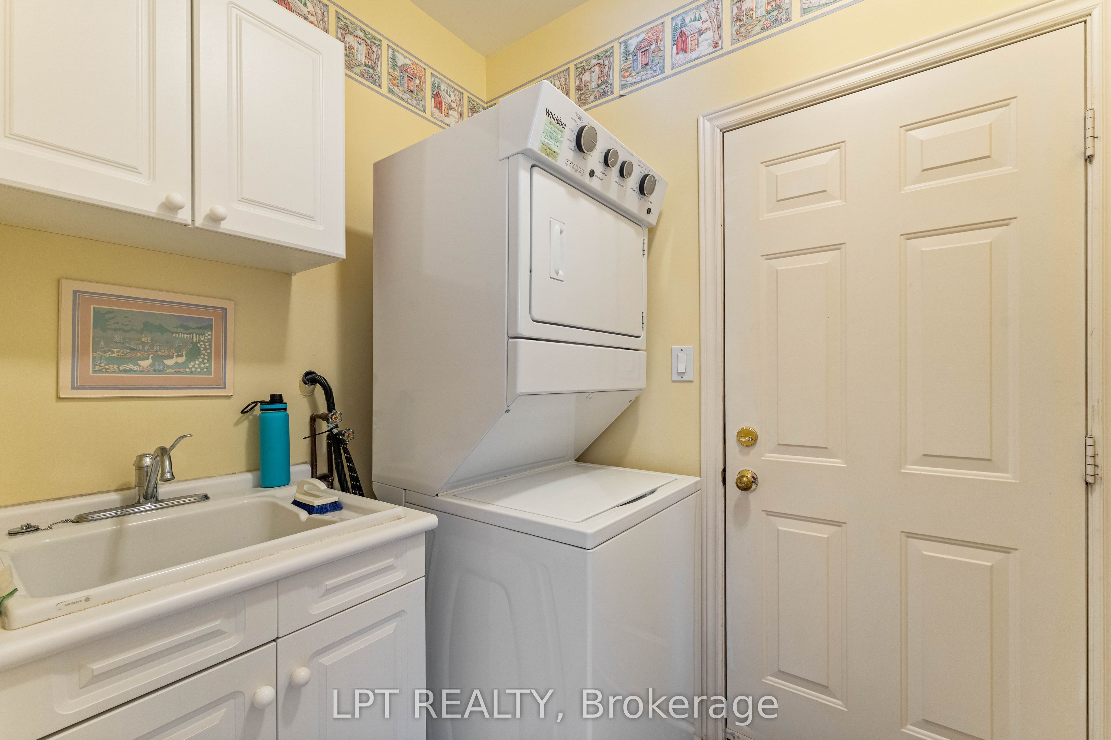 219 Waterbury Crescent Property Photo 32