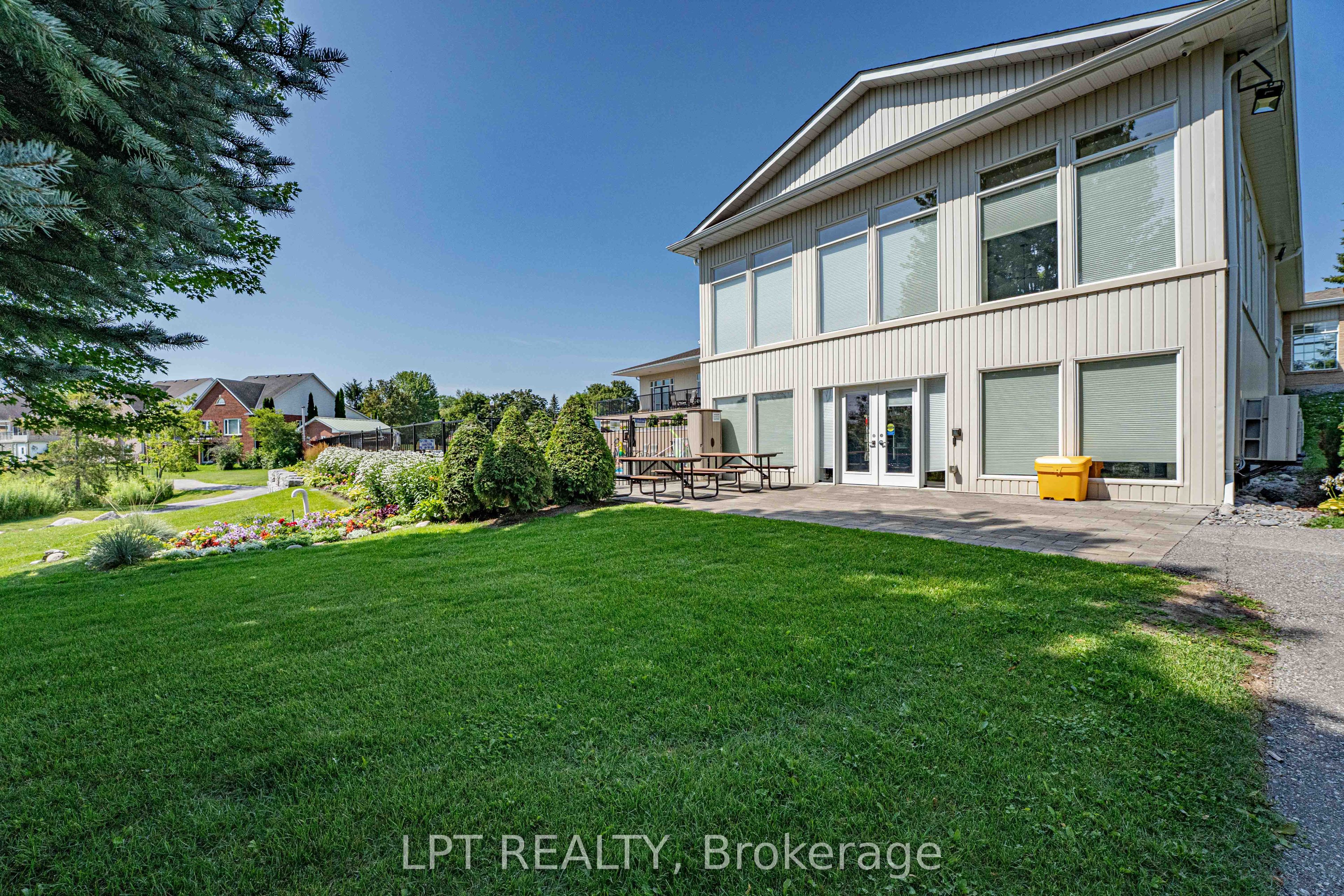 219 Waterbury Crescent Property Photo 44