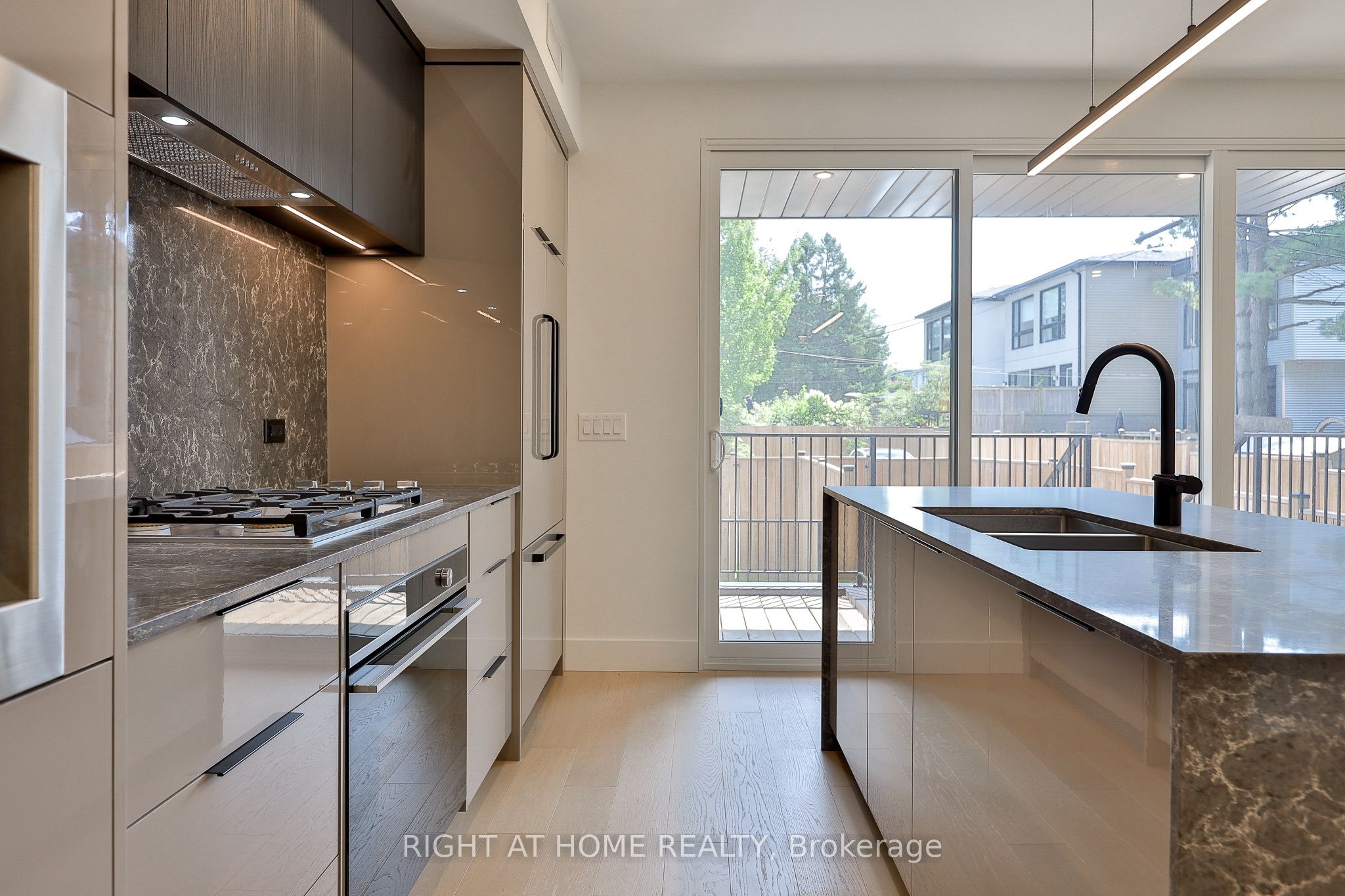 2343 Gerrard Street E Ground Floor Property Photo 9