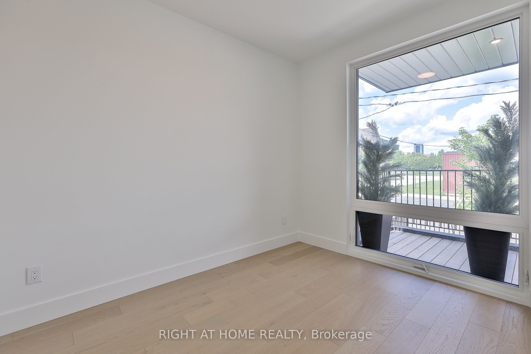 2343 Gerrard Street E Ground Floor Property Photo 16
