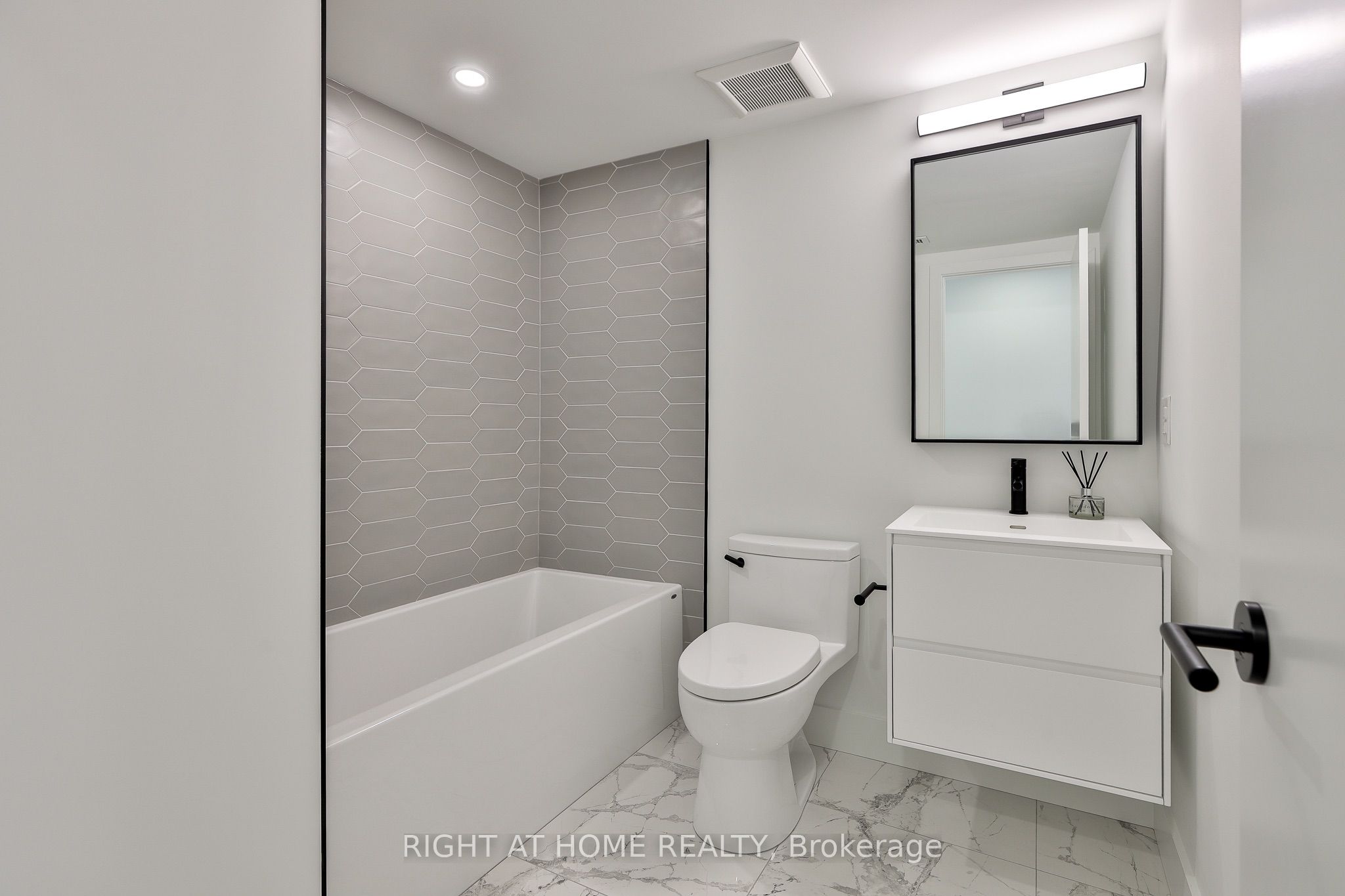 2343 Gerrard Street E Ground Floor Property Photo 18