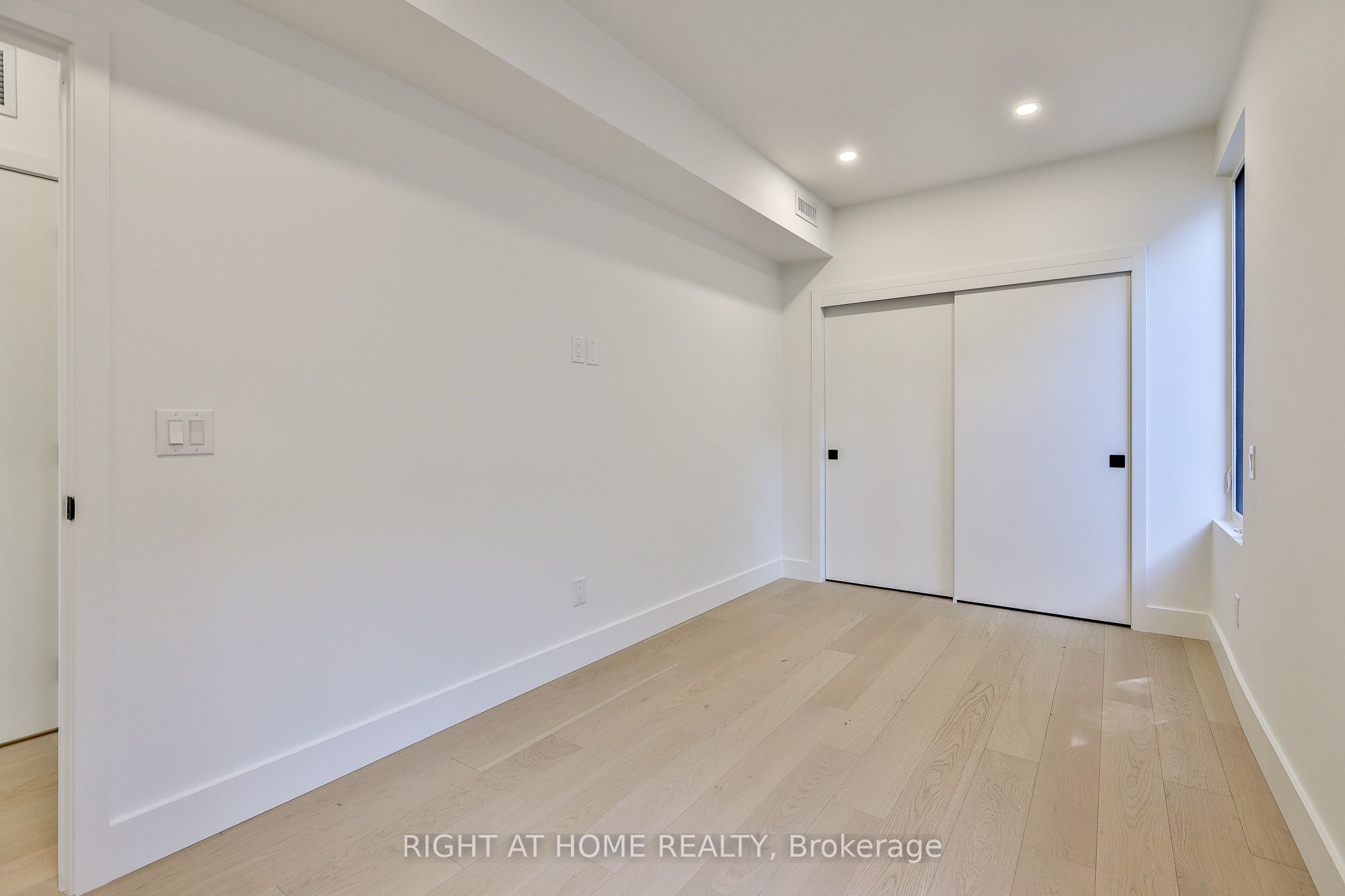 2343 Gerrard Street E Ground Floor Property Photo 21