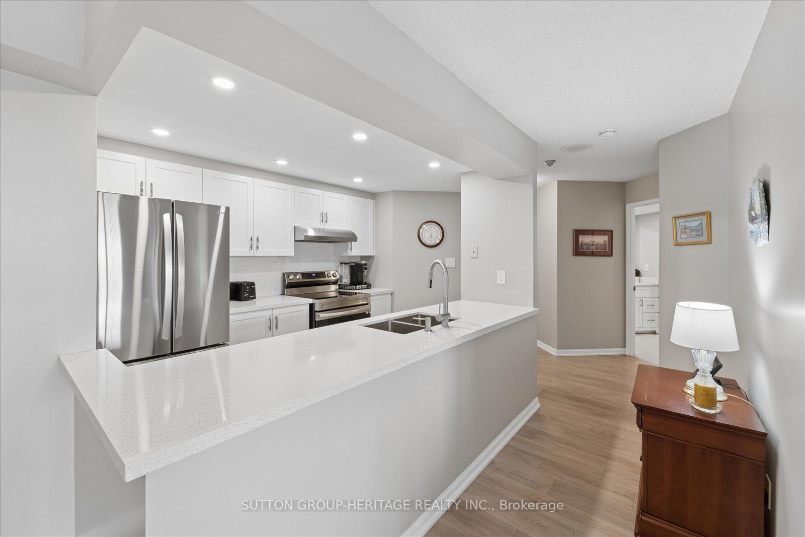 712 Rossland Road E 615 Property Photo 9