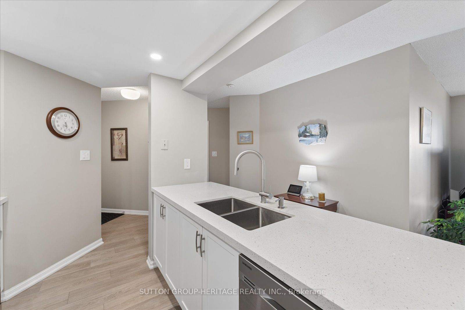 712 Rossland Road E 615 Property Photo 15