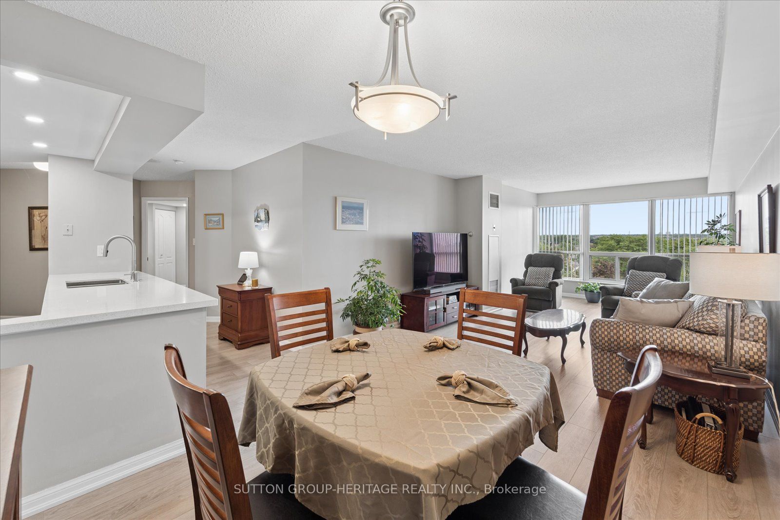 712 Rossland Road E 615 Property Photo 18