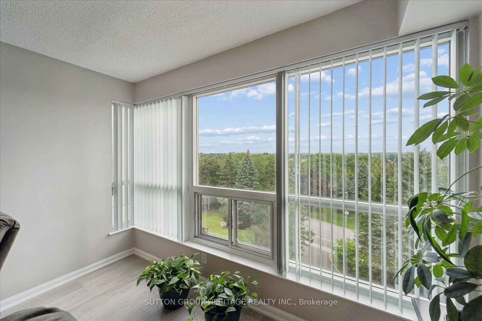 712 Rossland Road E 615 Property Photo 21