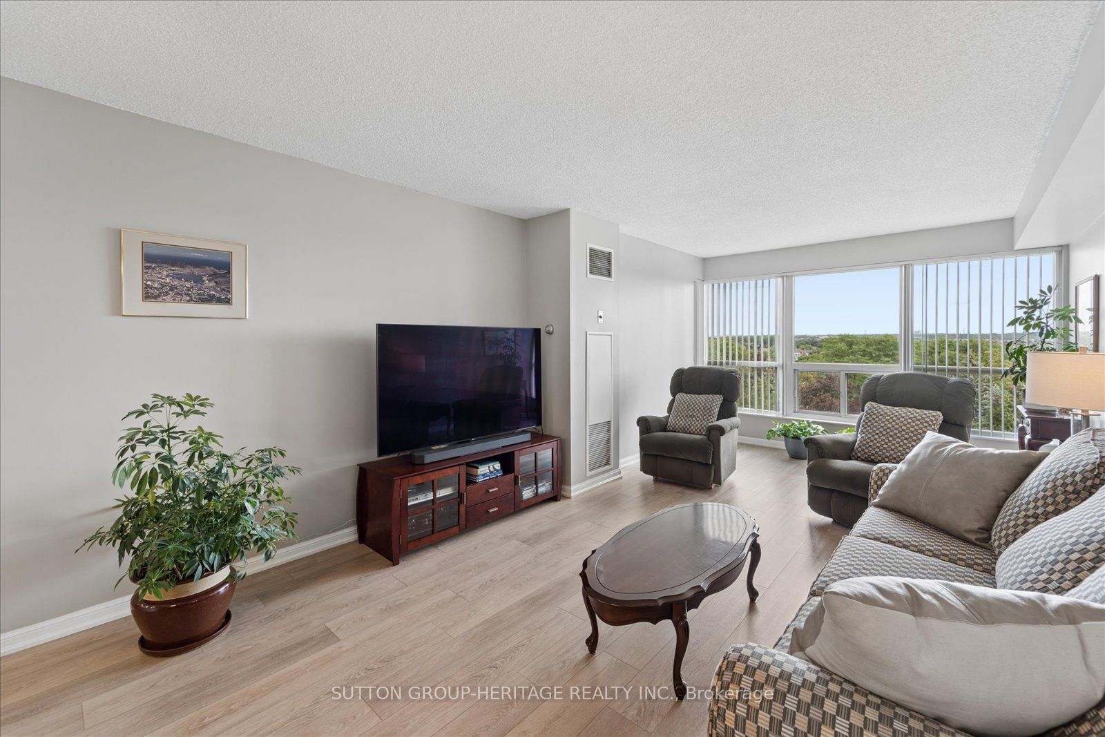712 Rossland Road E 615 Property Photo 22
