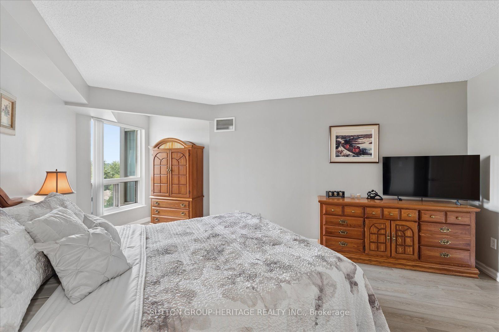 712 Rossland Road E 615 Property Photo 27