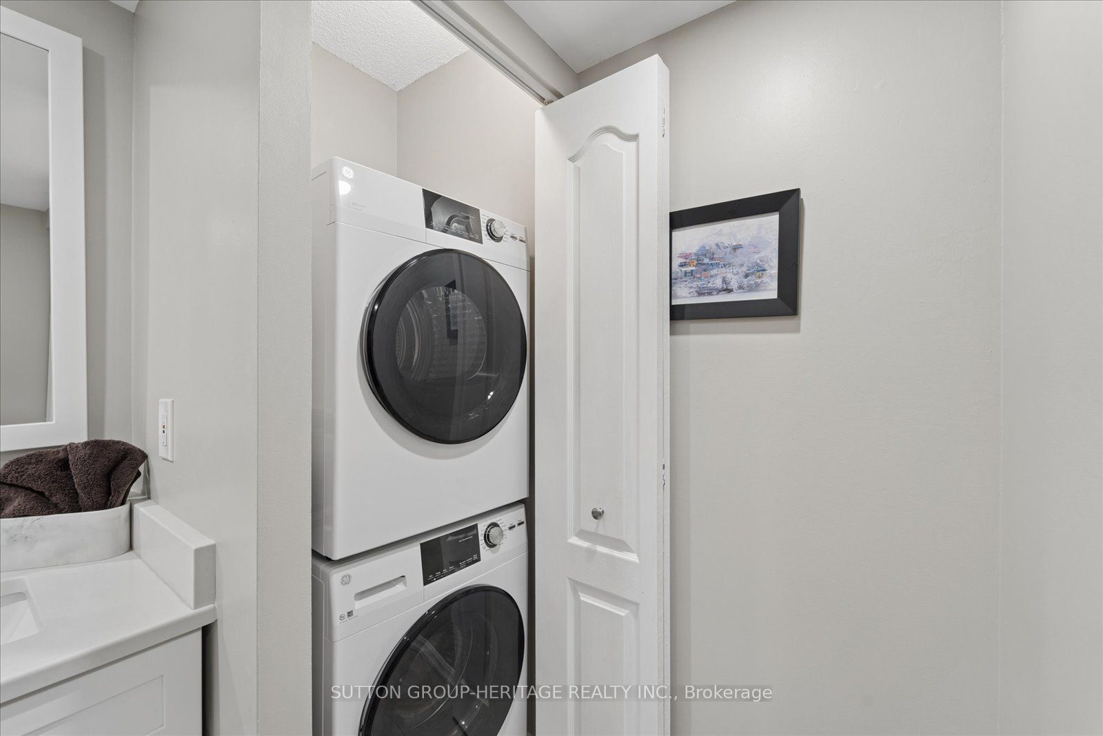 712 Rossland Road E 615 Property Photo 32