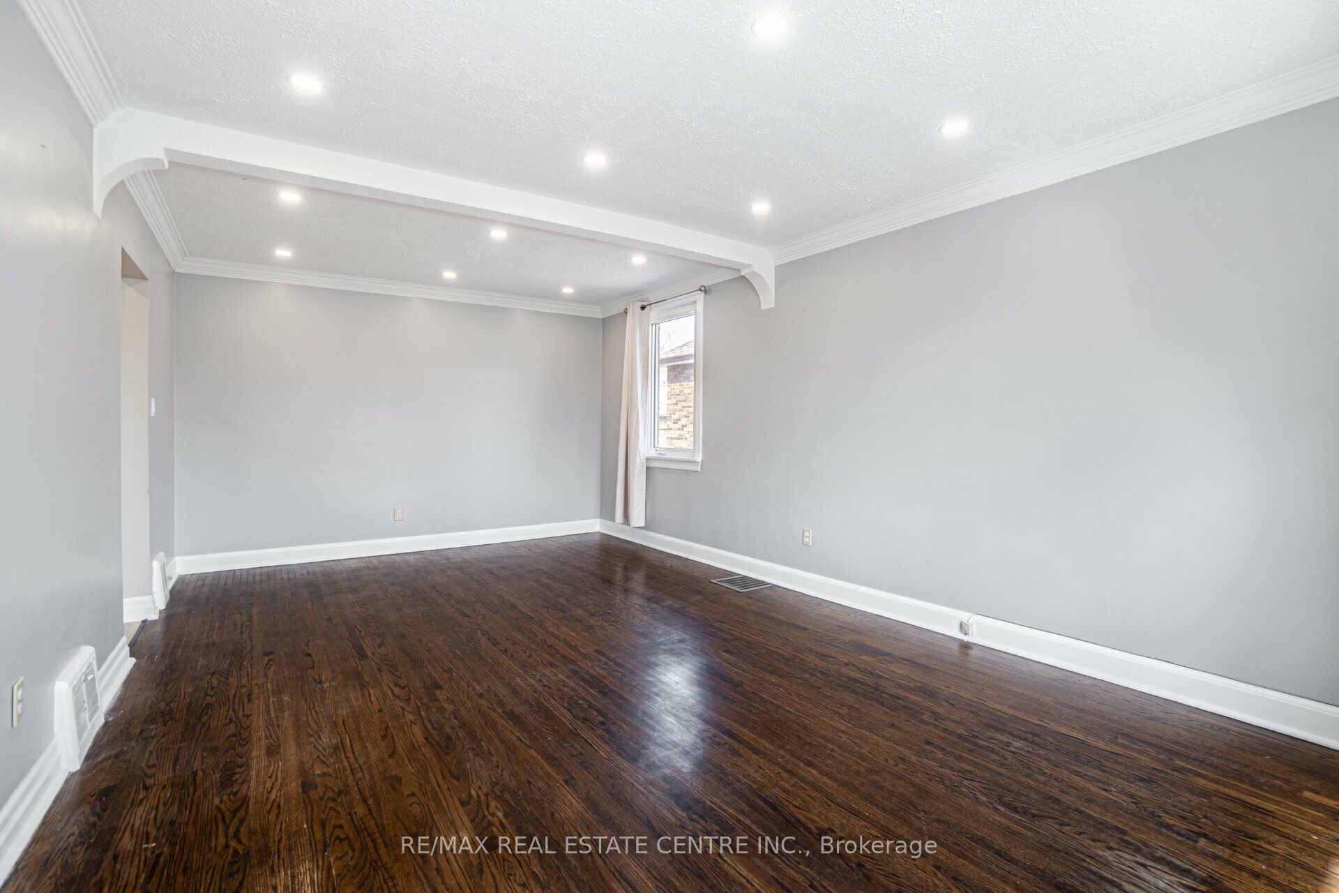 102 Wilson Road S Upper Level Property Photo 8