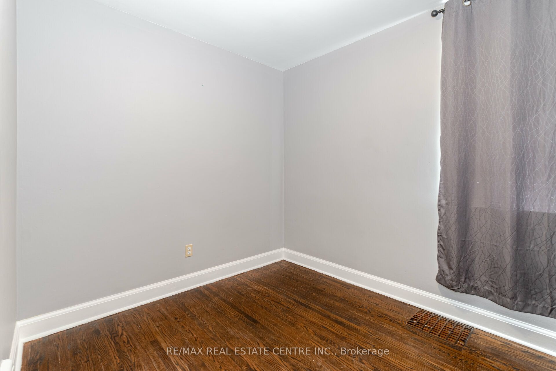 102 Wilson Road S Upper Level Property Photo 20