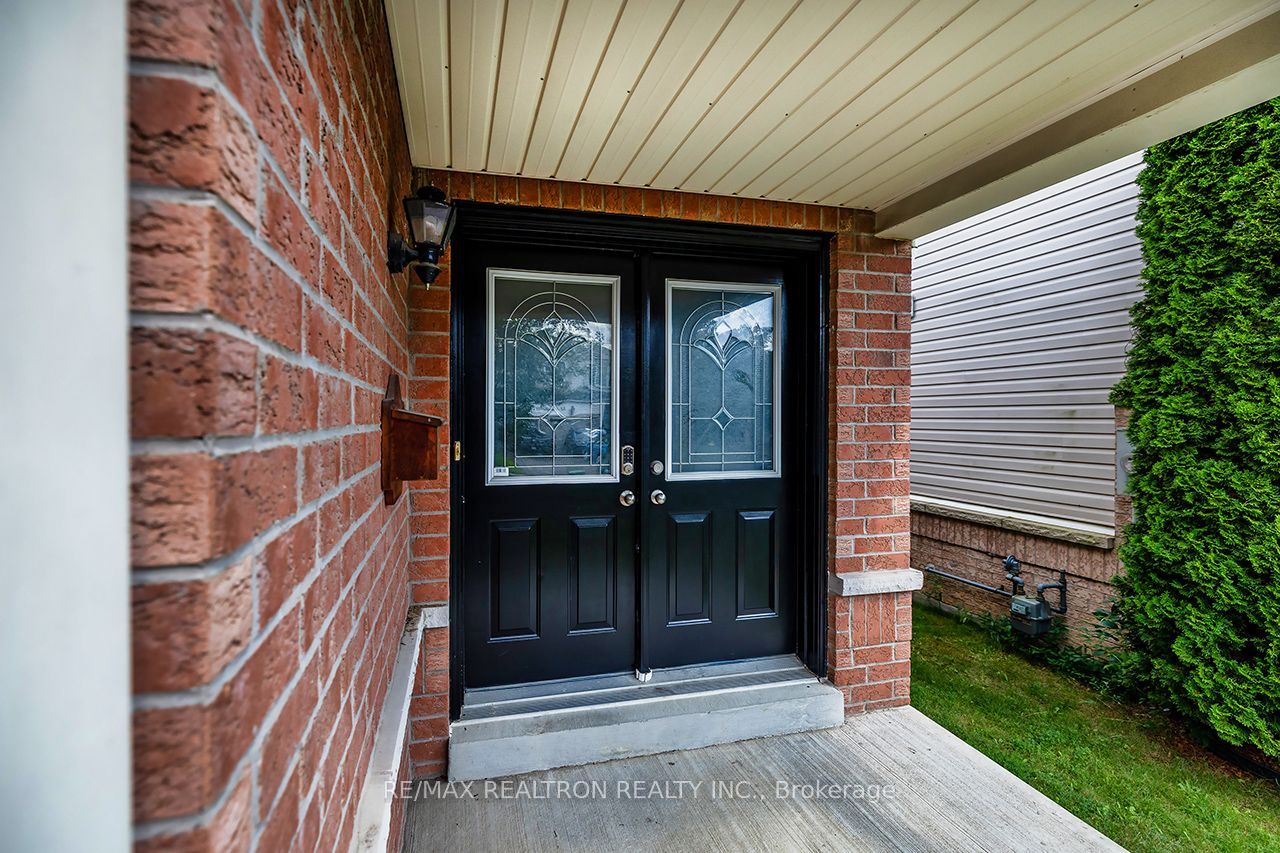 82 Beachgrove Crescent Property Photo 3