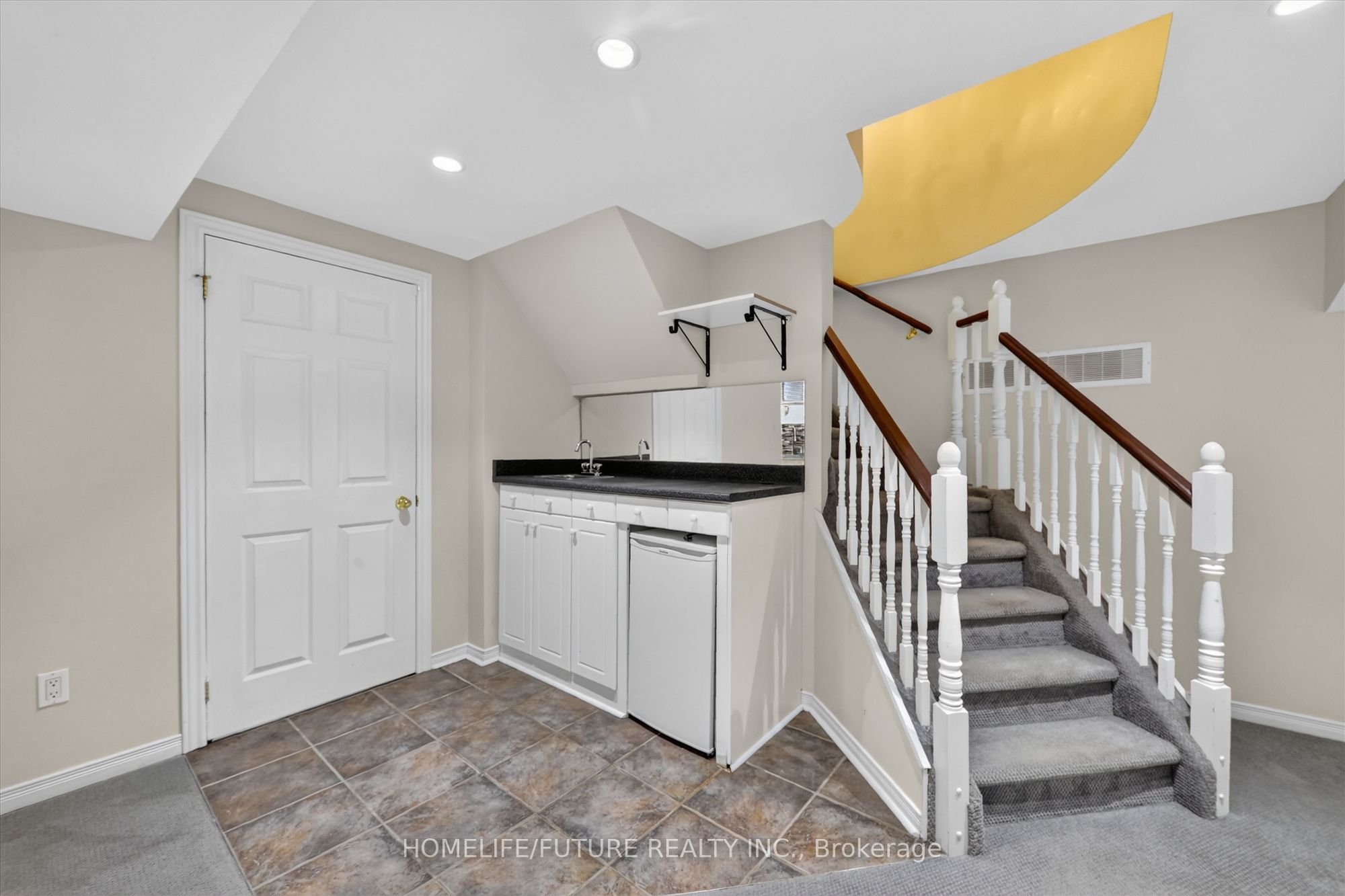 1580 Heathside Crescent Lower Property Photo 6