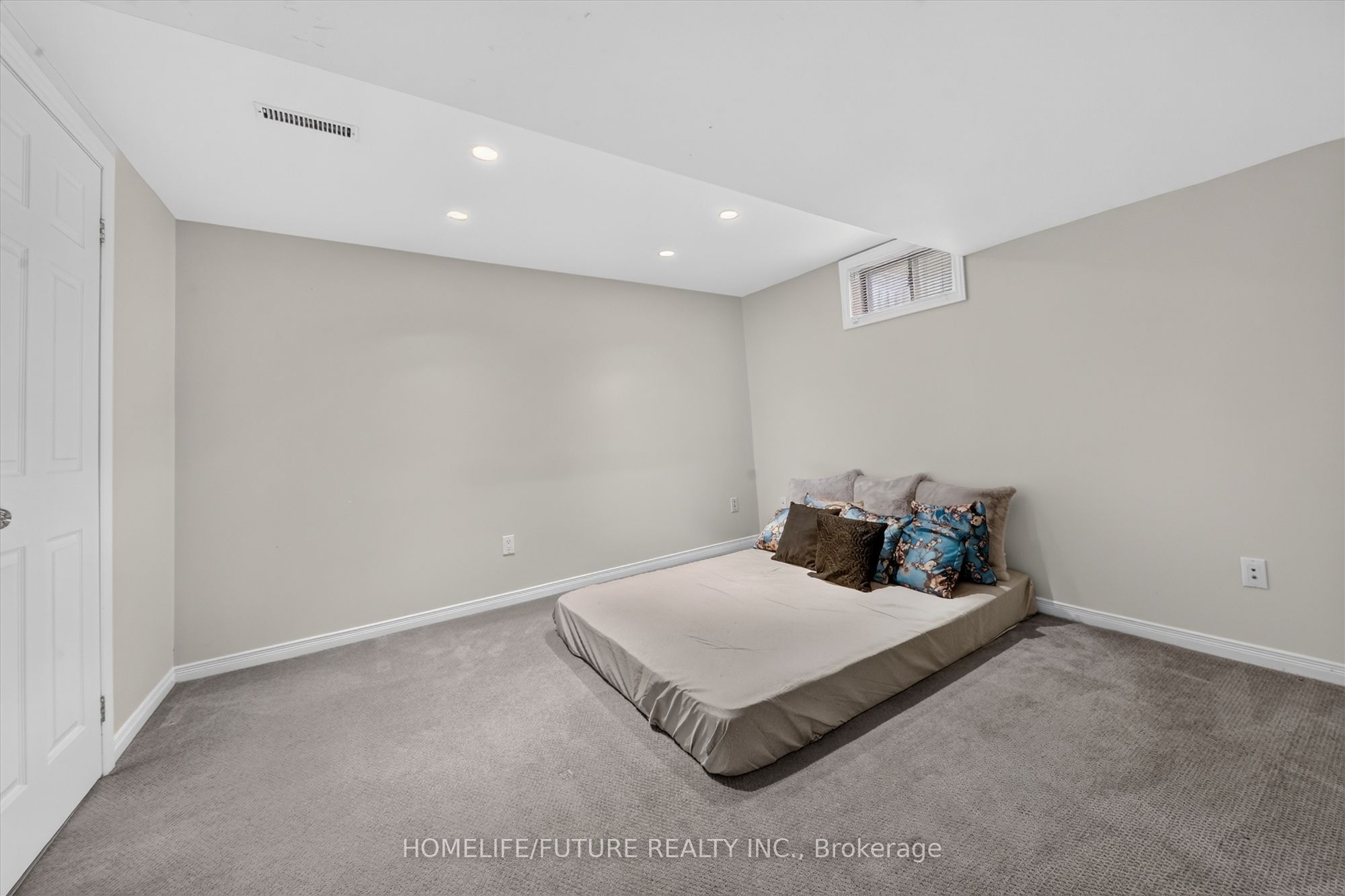 1580 Heathside Crescent Lower Property Photo 8
