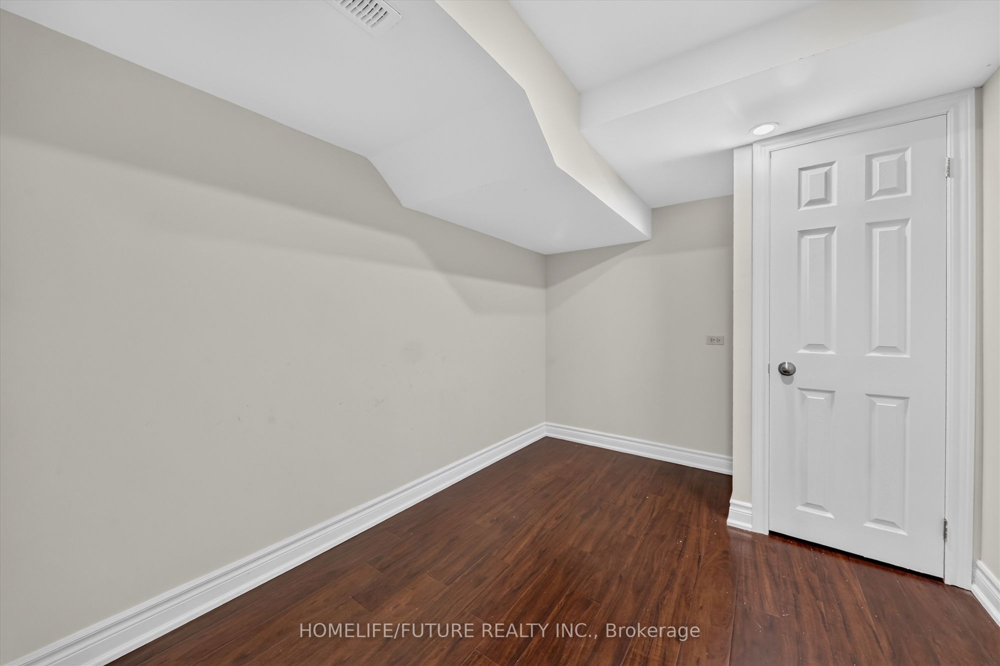 1580 Heathside Crescent Lower Property Photo 11