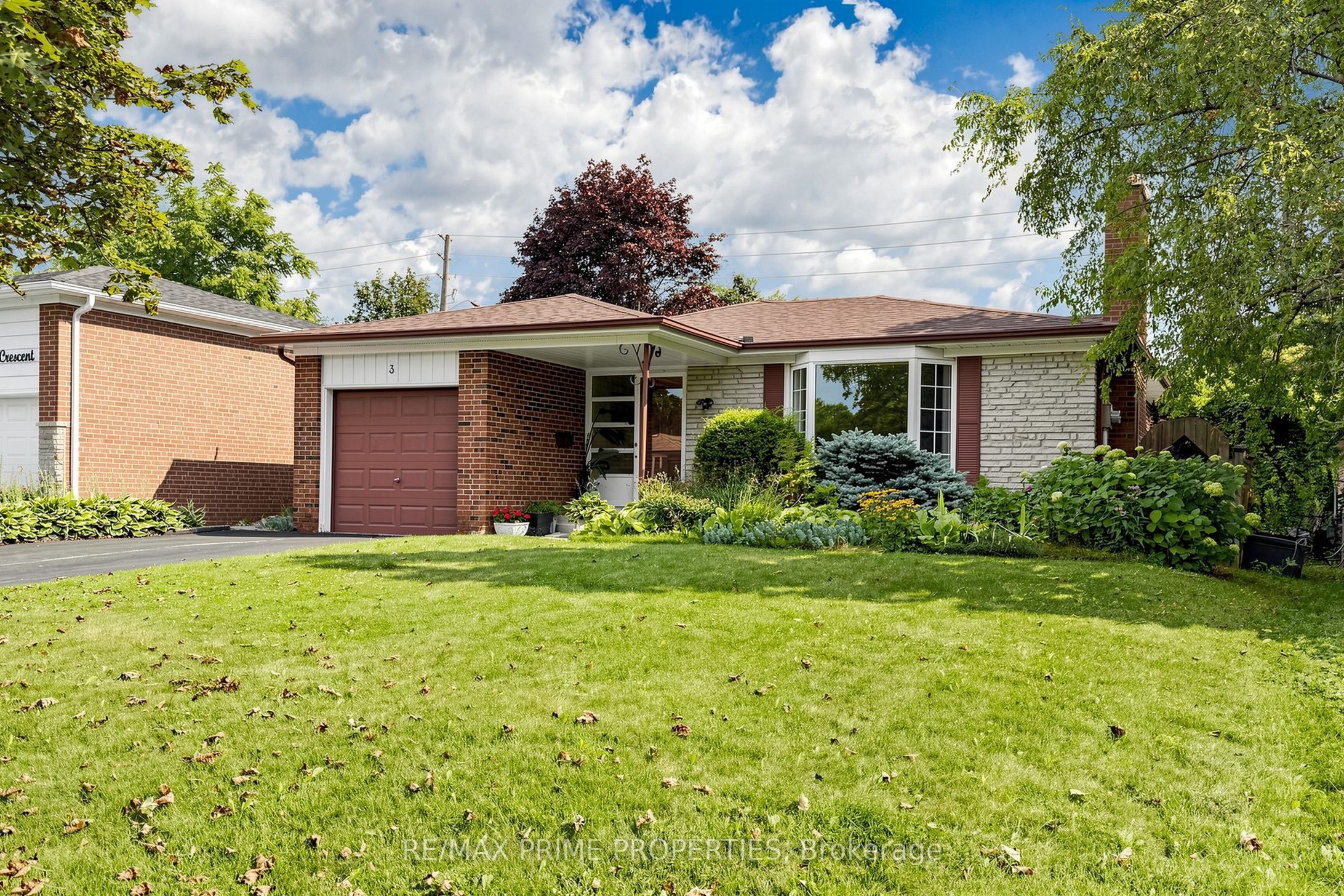 3 Leeswood Crescent E Property Photo 2