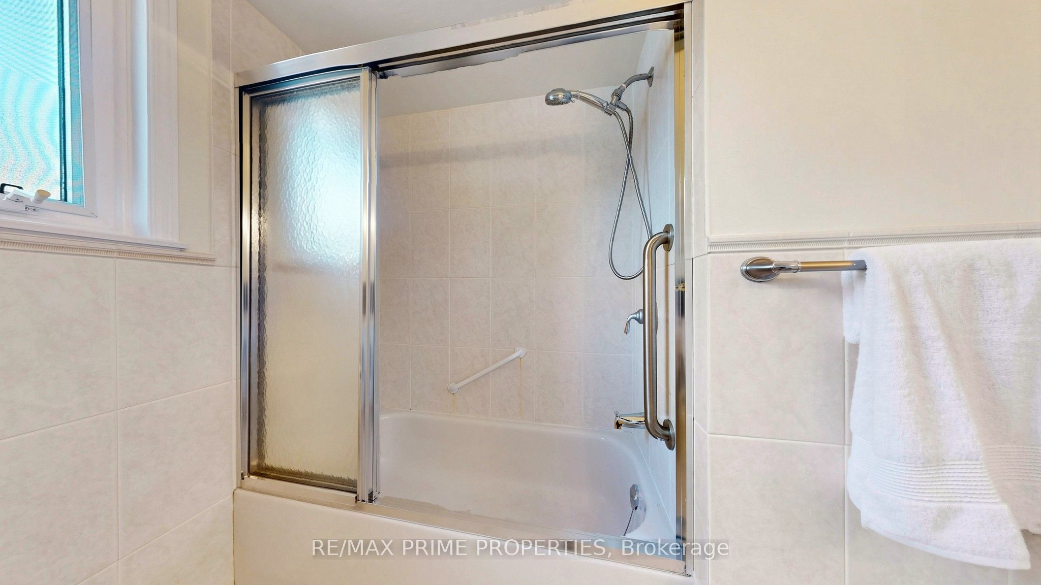 3 Leeswood Crescent E Property Photo 32
