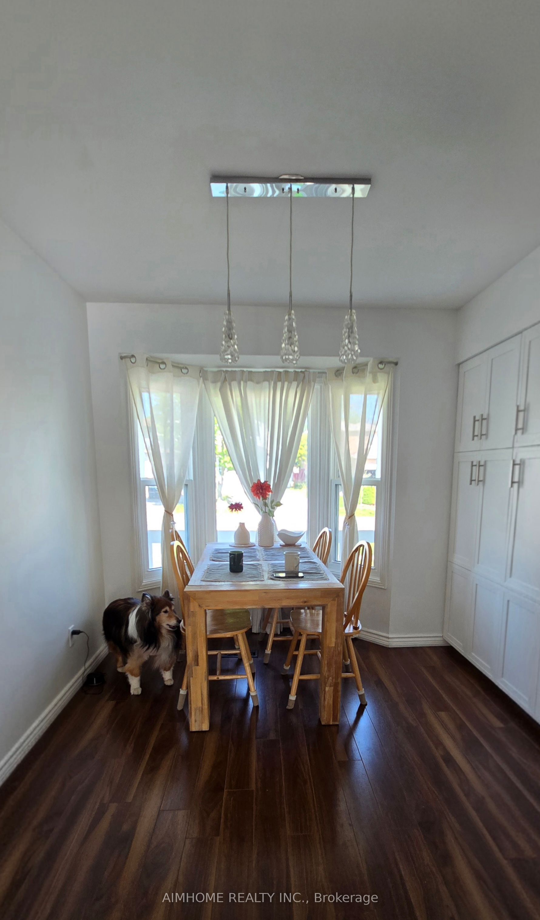 854 Attersley Drive Property Photo 4
