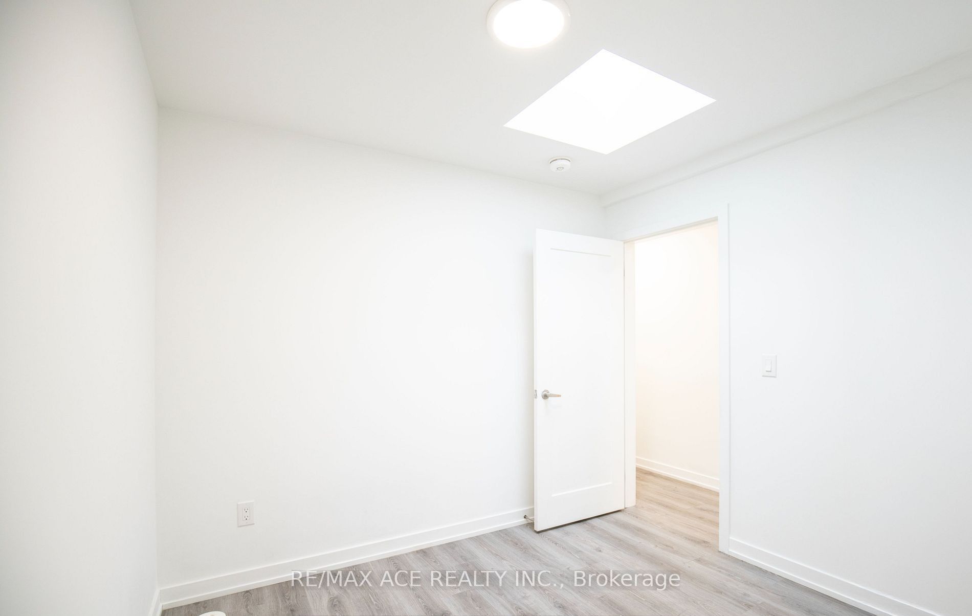 3686 St Clair Avenue E 105 Property Photo 7