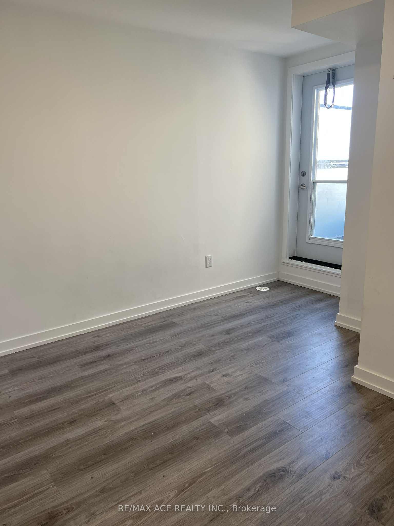 3686 St Clair Avenue E 105 Property Photo 8