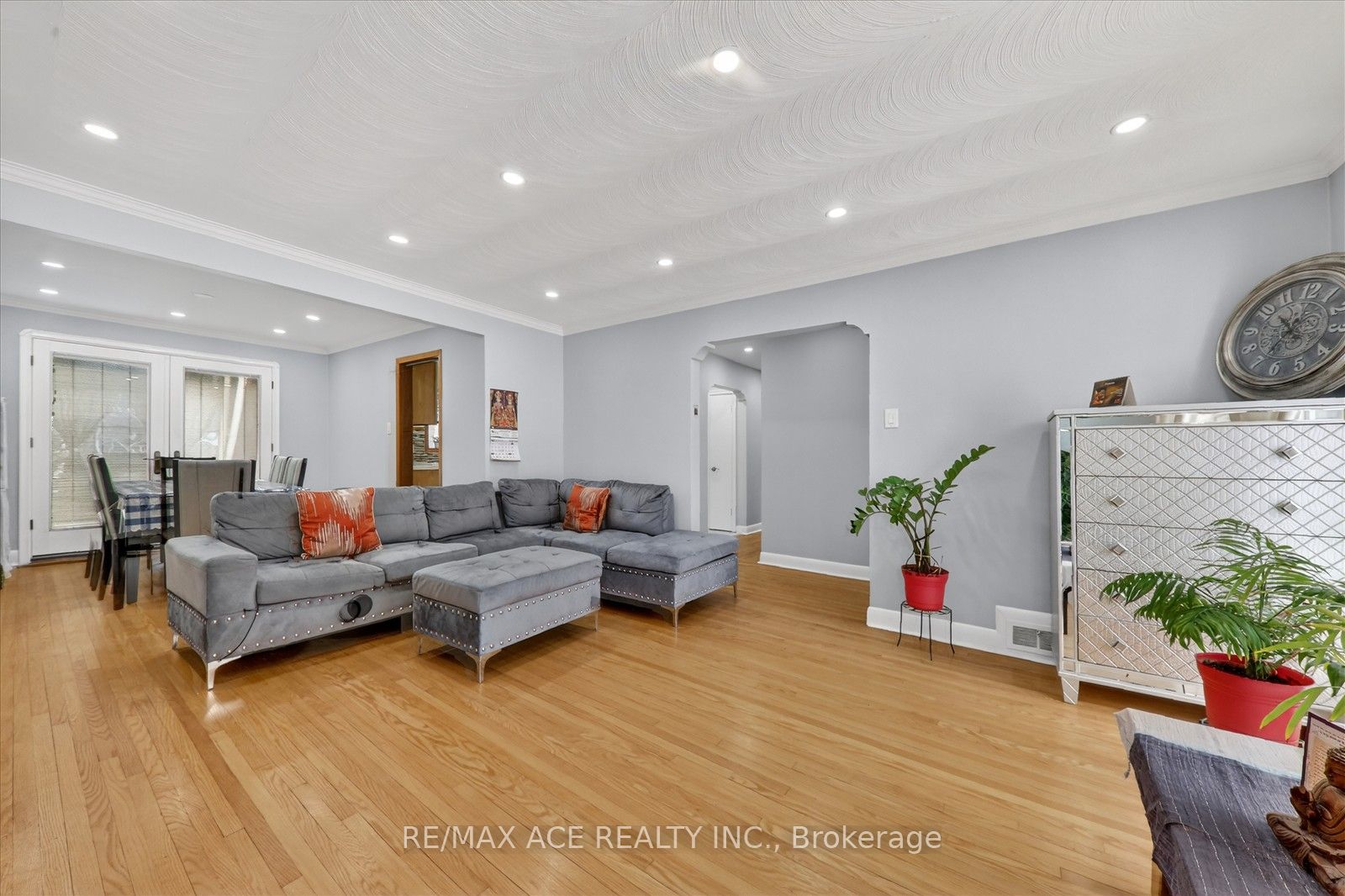 40 Brinloor Boulevard Main Property Photo 8