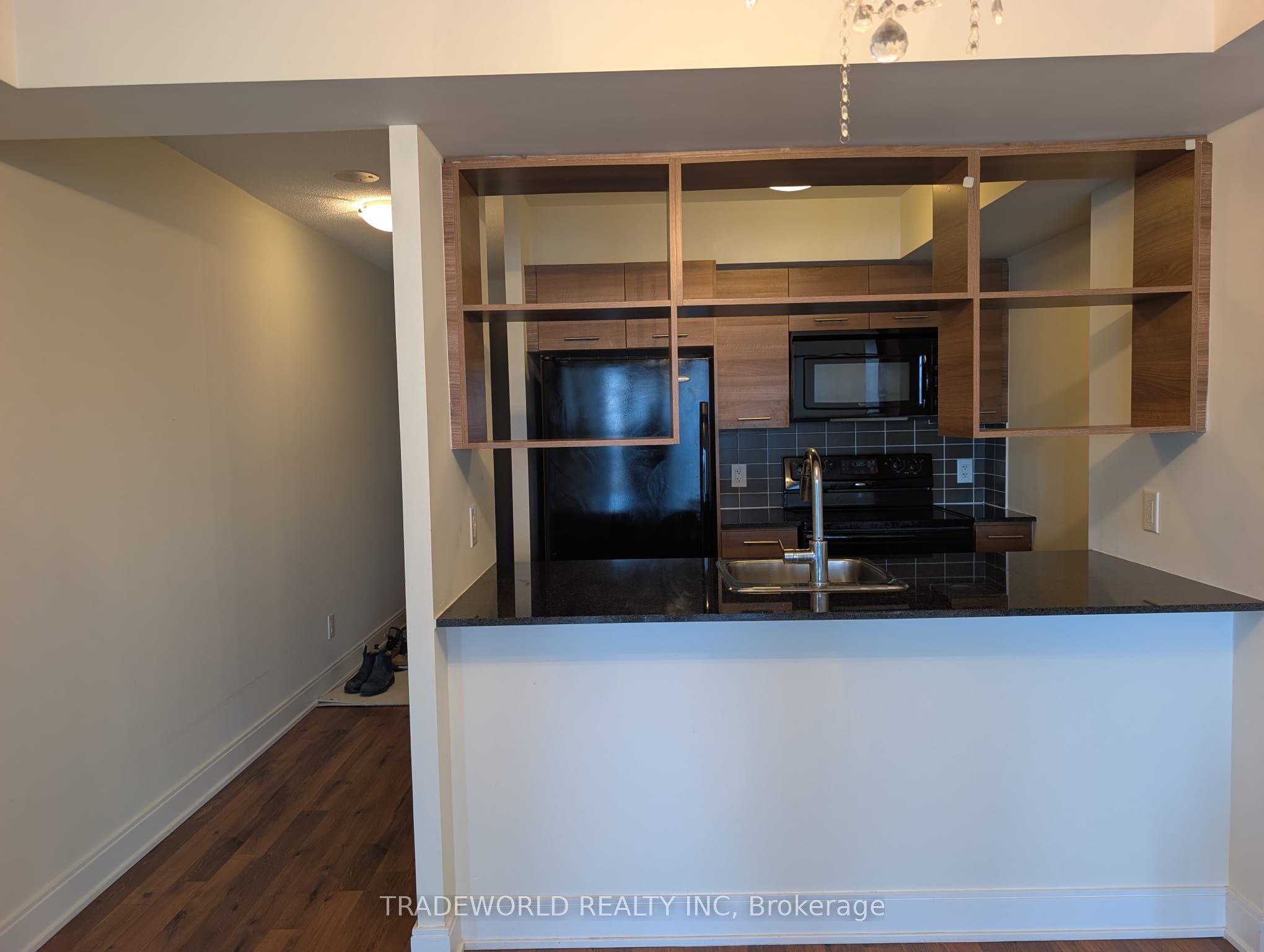 135 Village Green Square 1622 Property Photo 3