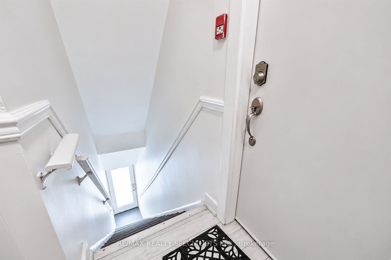 1659 Gerrard Street E Property Photo 10