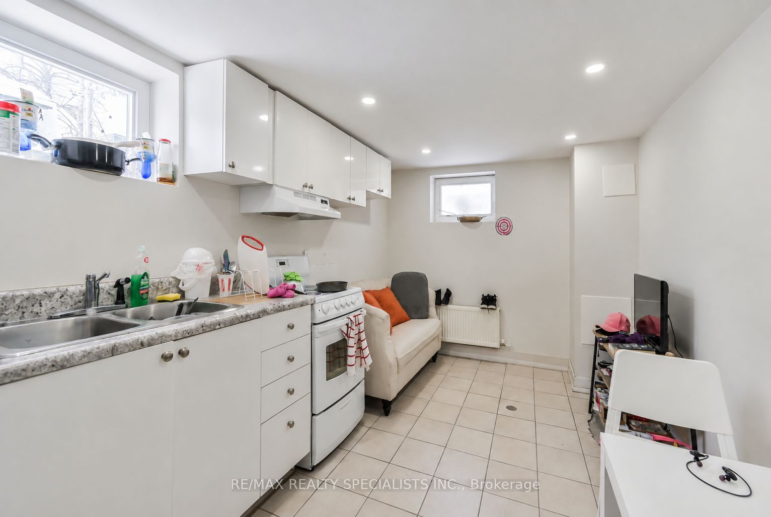 1659 Gerrard Street E Property Photo 14
