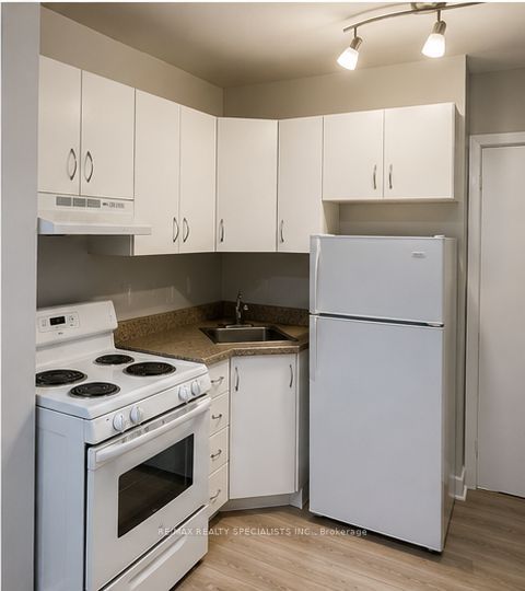 1659 Gerrard Street E Property Photo 15