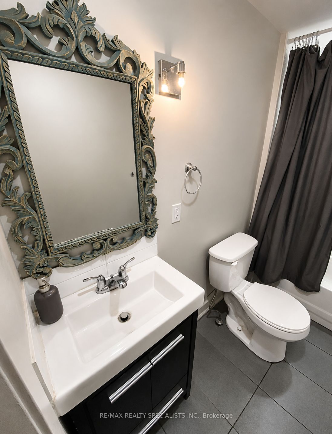 1659 Gerrard Street E Property Photo 26