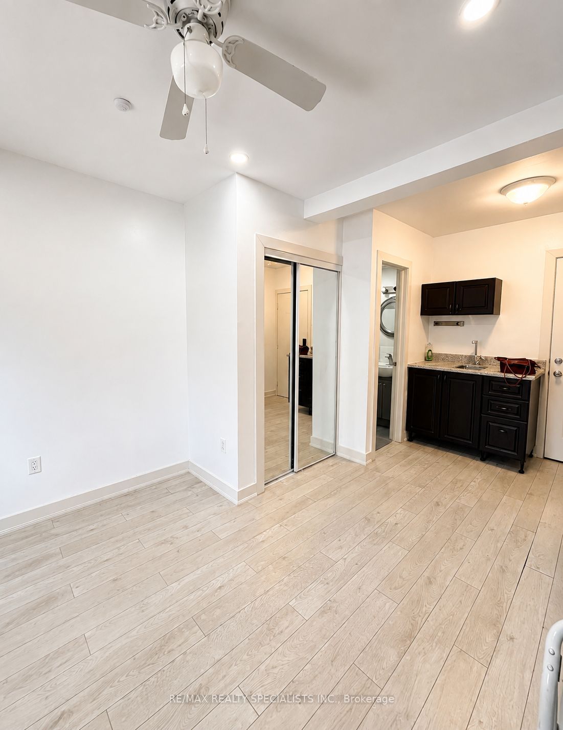 1659 Gerrard Street E Property Photo 33