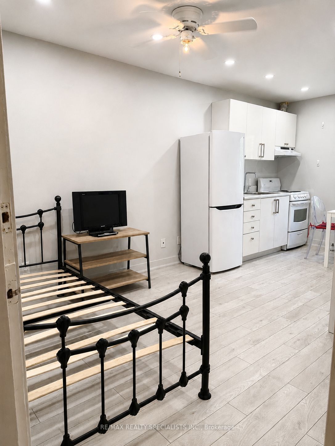 1659 Gerrard Street E Property Photo 35