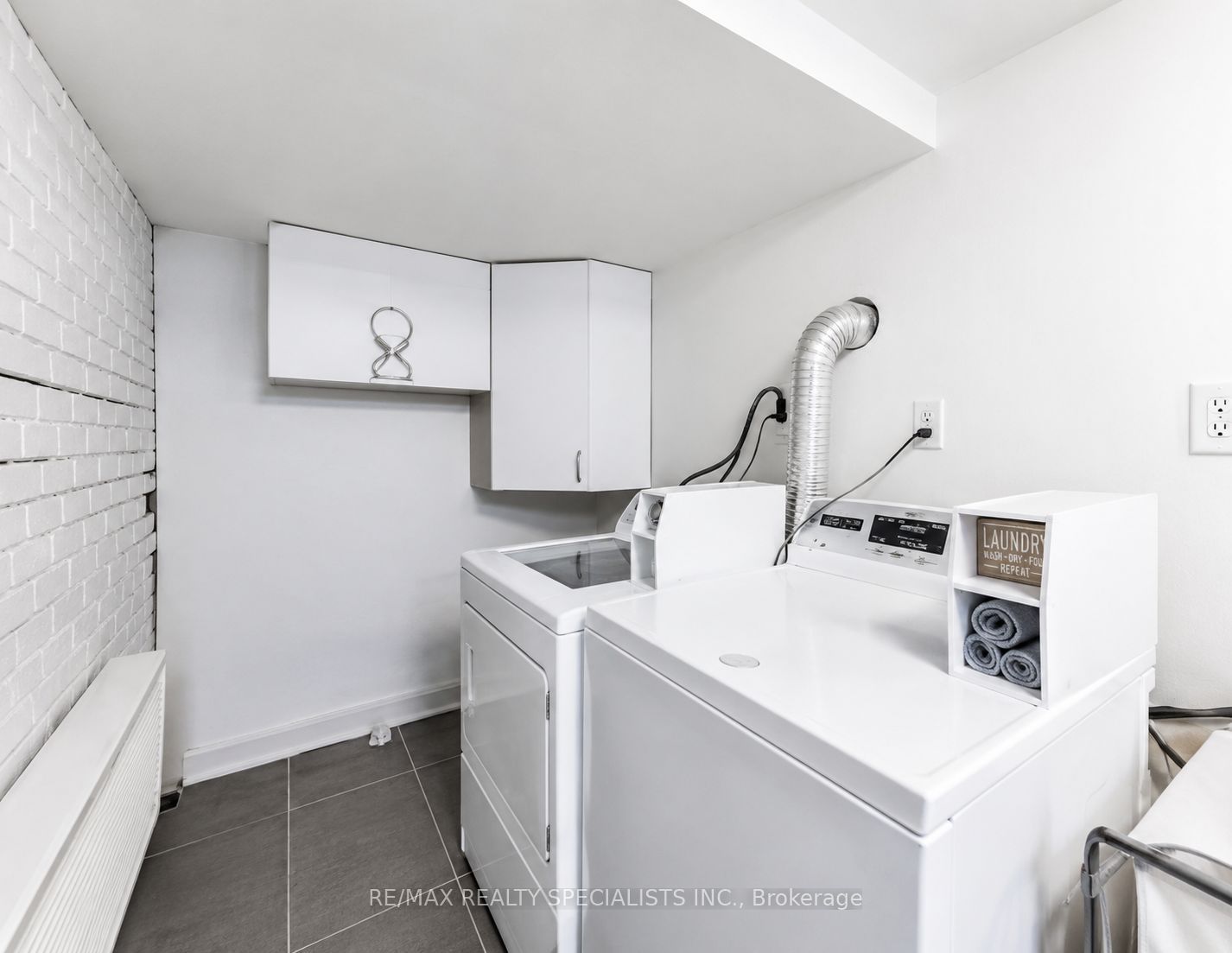 1659 Gerrard Street E Property Photo 44