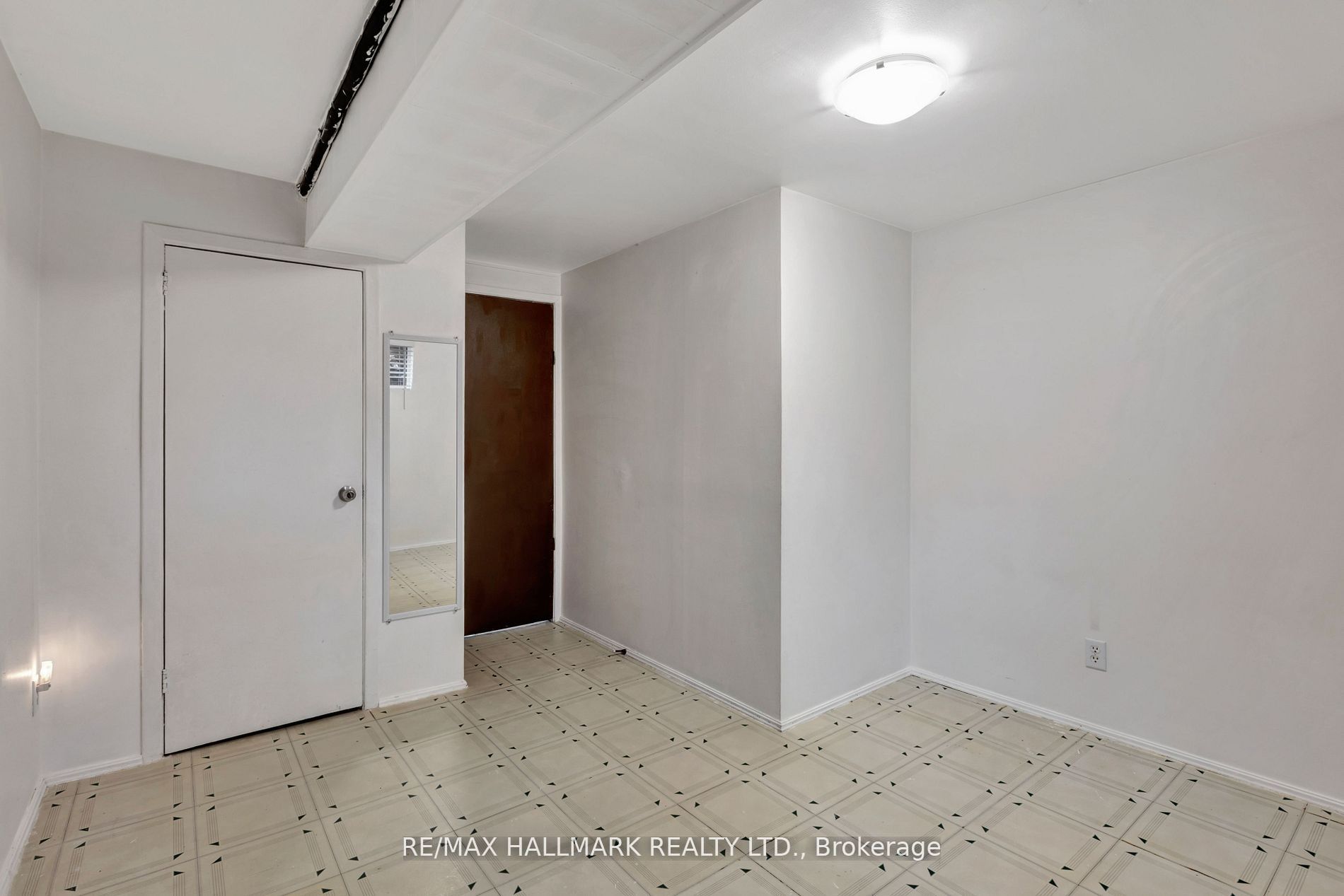90 Santamonica Boulevard Bsmt Property Photo 9